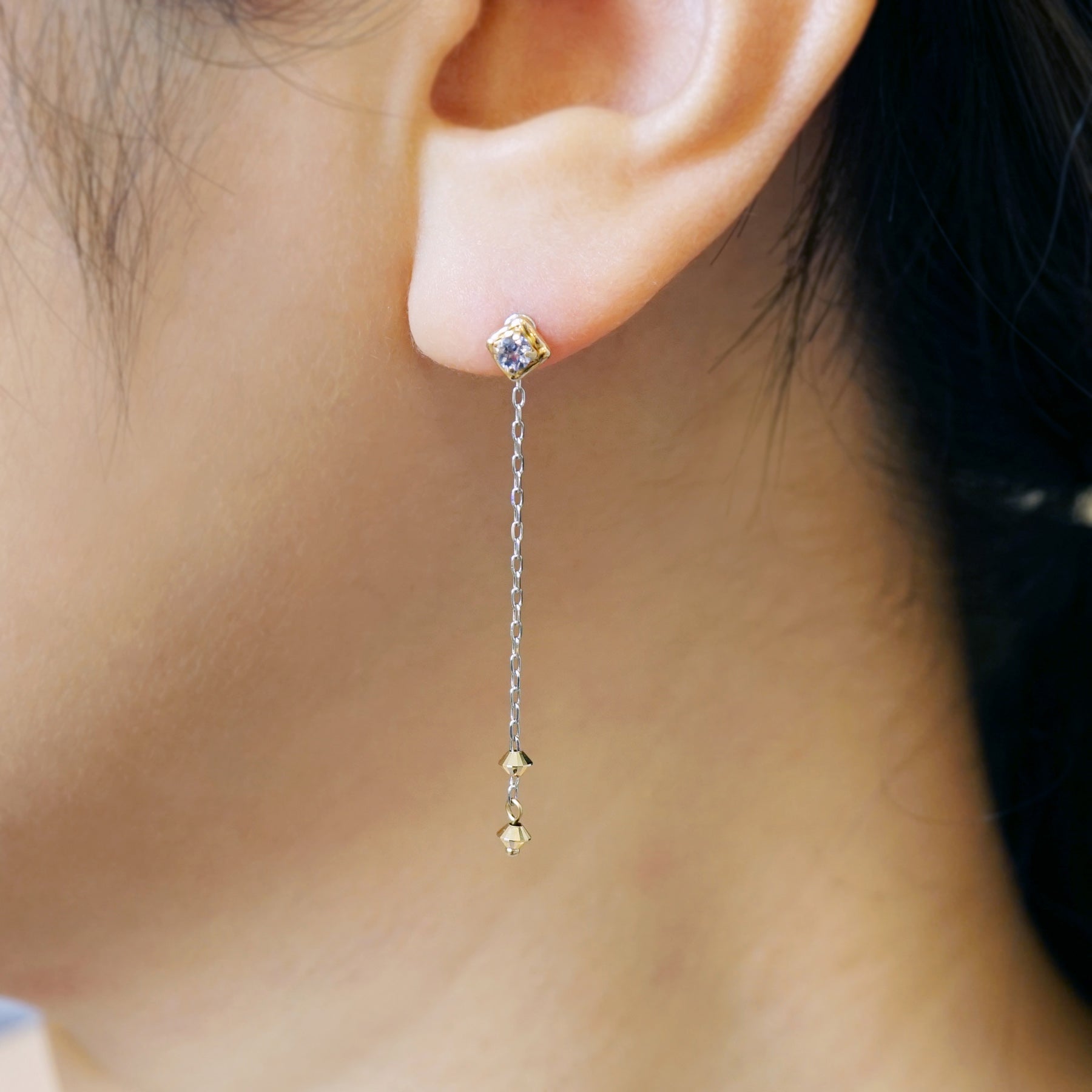[Palette] 18K/10K Iolite x Blue Topaz Charm Set Earrings [Lake] (Yellow Gold / White Gold) - Model Image