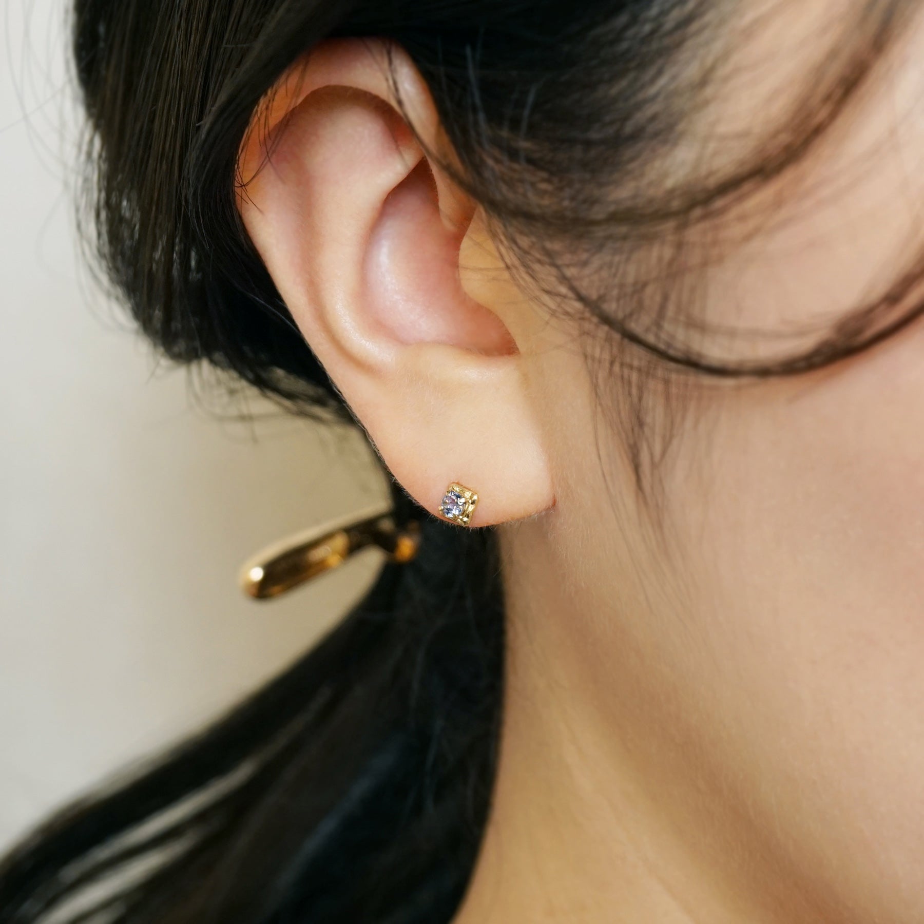 [Palette] 18K/10K Iolite x Blue Topaz Charm Set Earrings [Lake] (Yellow Gold / White Gold) - Model Image