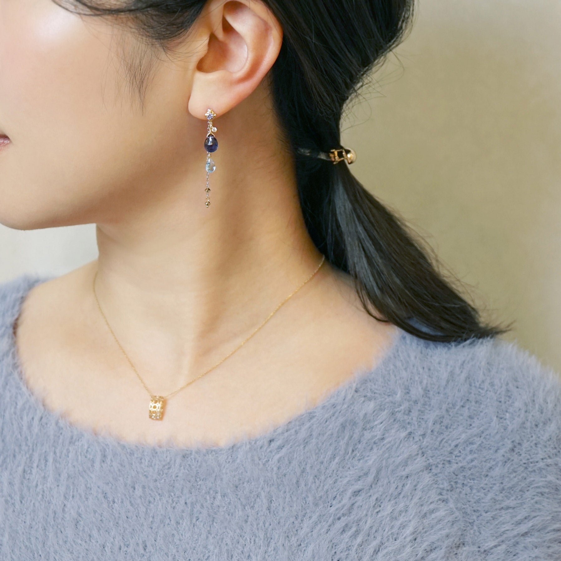 [Palette] 18K/10K Iolite x Blue Topaz Charm Set Earrings [Lake] (Yellow Gold / White Gold) - Model Image