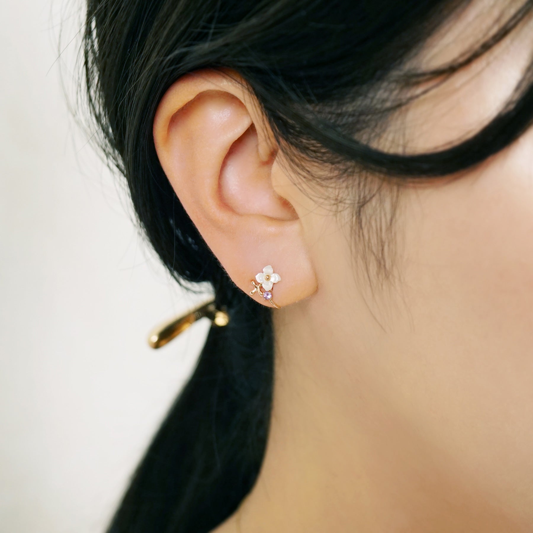 [Airy Clip-On Earrings] 10K White Shell Flower Earrings (Rose Gold) - Model Image