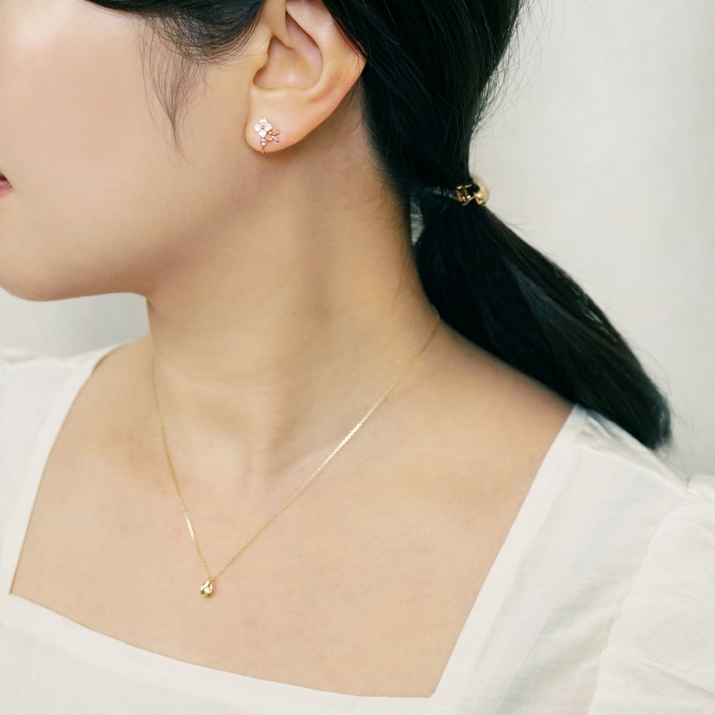[Airy Clip-On Earrings] 10K White Shell Flower Earrings (Rose Gold) - Model Image