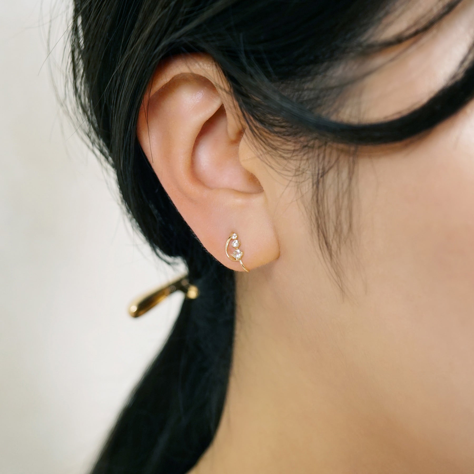 [Airy Clip-On Earrings] 10K Drop Earrings (Yellow Gold) - Model Image