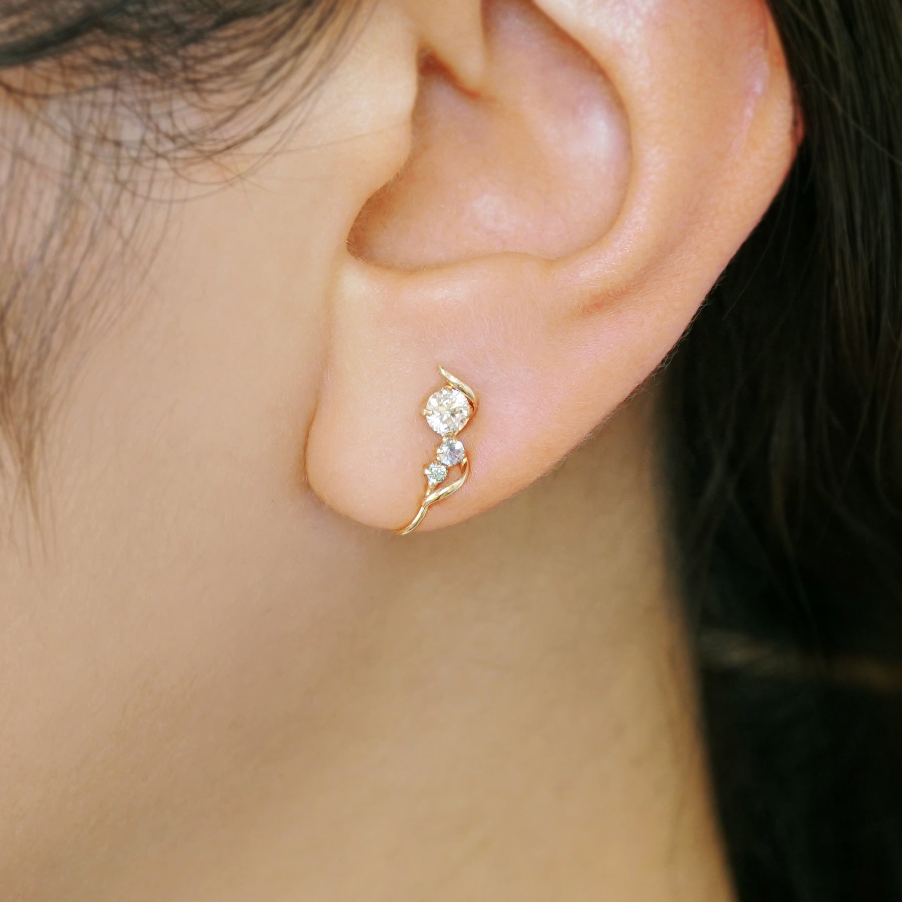[Airy Clip-On Earrings] 10K Tanzanite Earrings (Yellow Gold) - Model Image