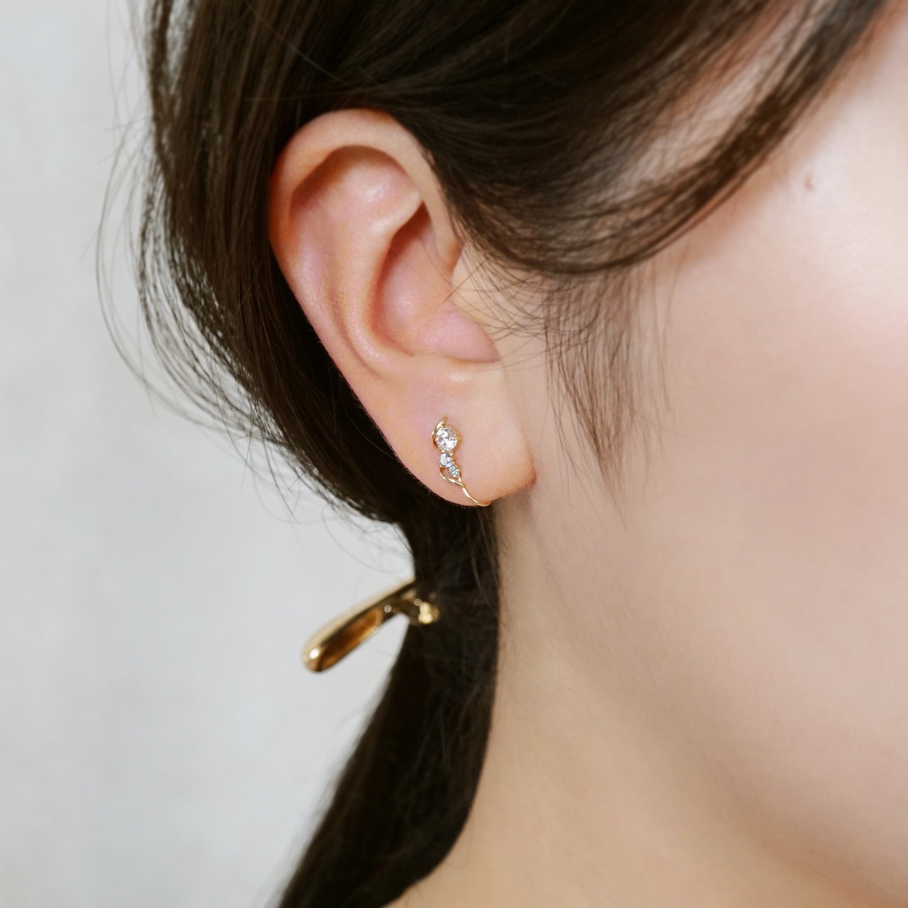 [Airy Clip-On Earrings] 10K Tanzanite Earrings (Yellow Gold) - Model Image