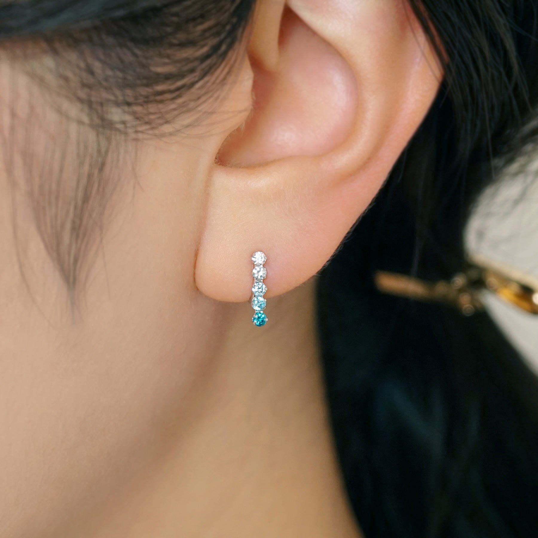 [Airy Clip-On Earrings] 10K Gradient Bar Earrings (White Gold) - Model Image