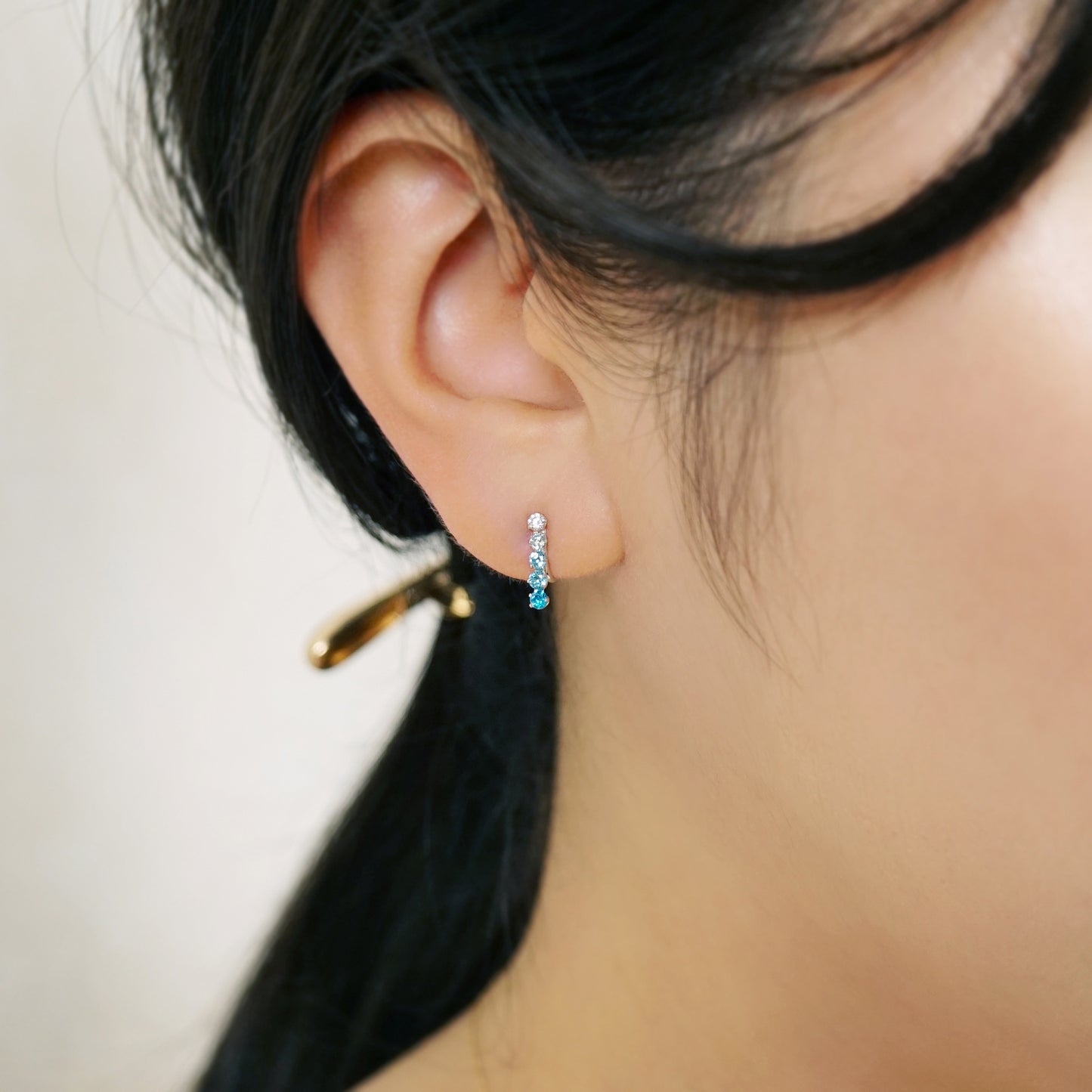 [Airy Clip-On Earrings] 10K Gradient Bar Earrings (White Gold) - Model Image