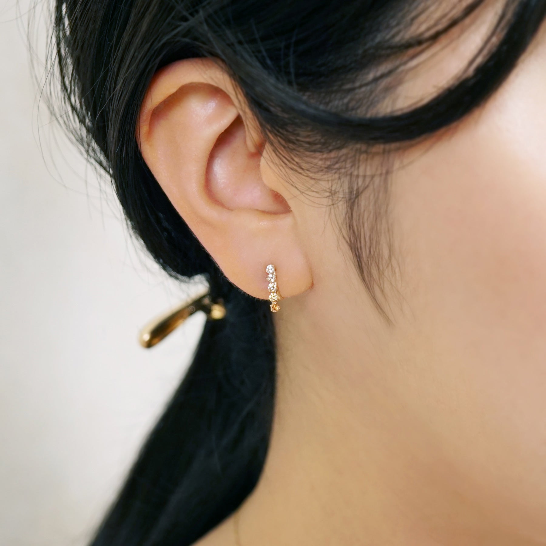 [Airy Clip-On Earrings] 10K Gradient Bar Earrings (Yellow Gold) - Model Image