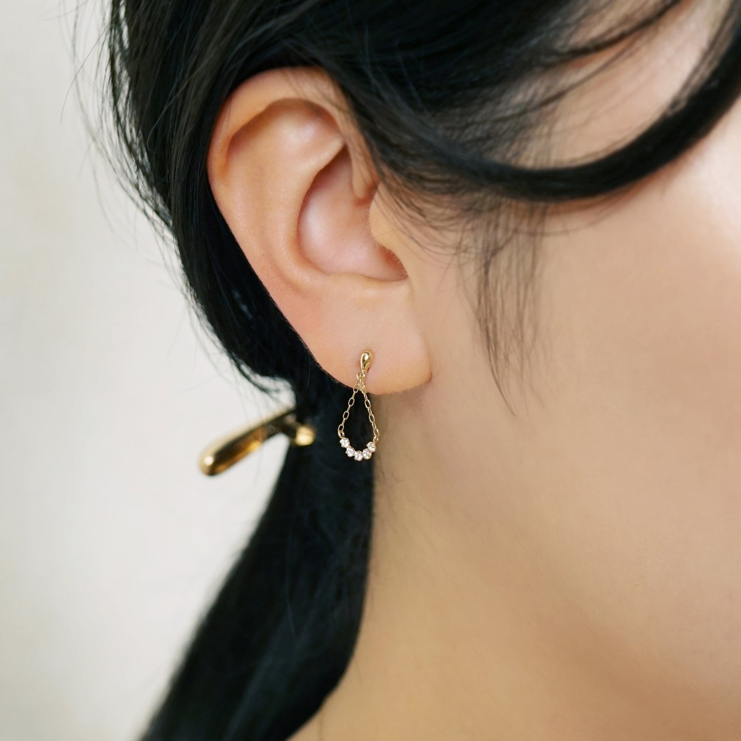 [Airy Clip-On Earrings] 10K Swinging Arch Earrings (Yellow Gold) - Model Image
