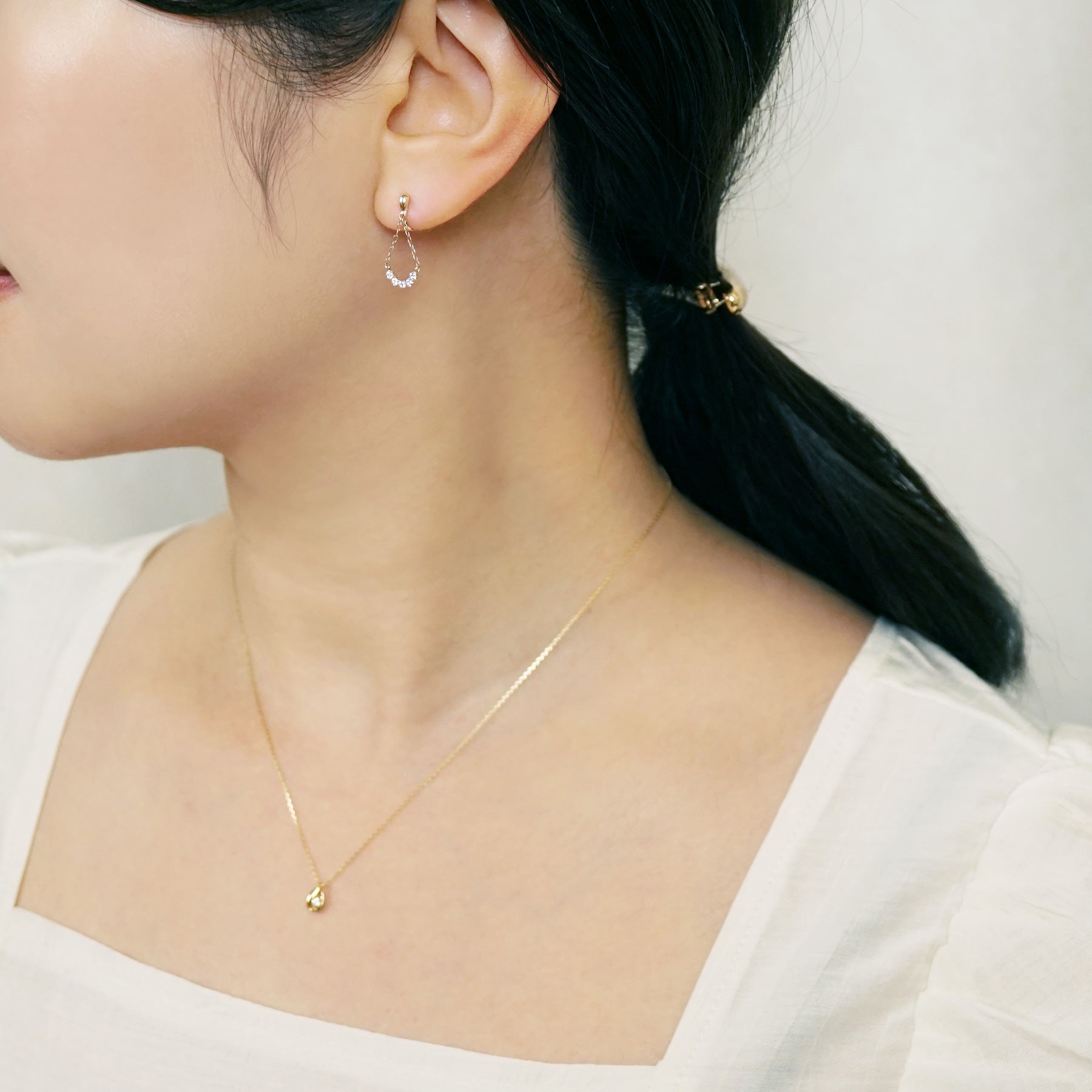 [Airy Clip-On Earrings] 10K Swinging Arch Earrings (Yellow Gold) - Model Image