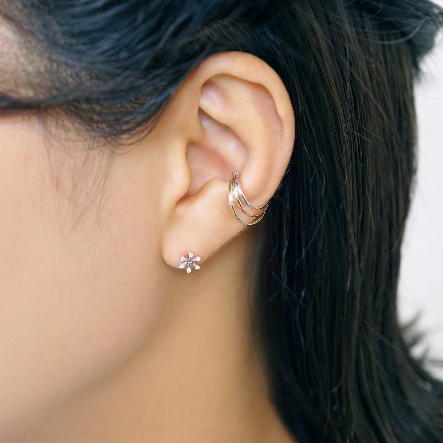 [Solo Earring] 14K/10K Snowflake Stud Single Earring (White Gold) - Model Image