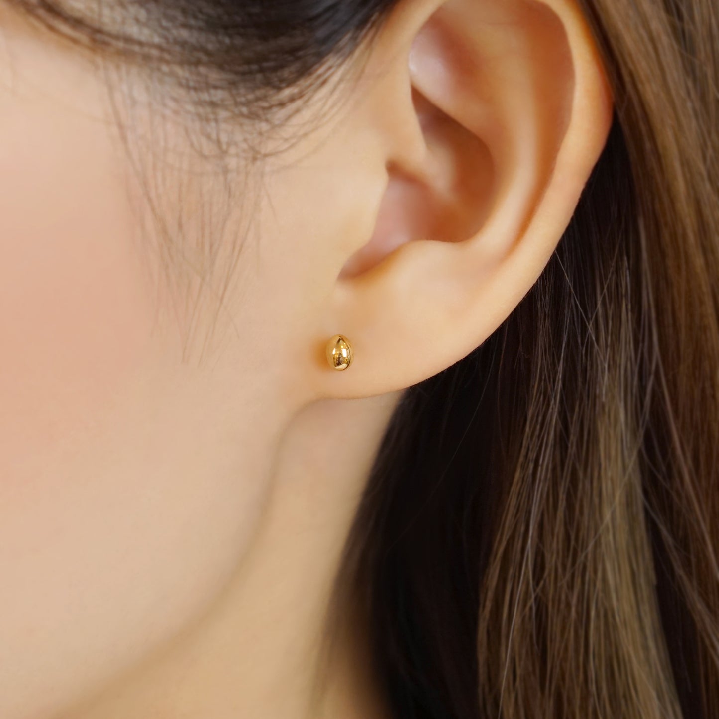 [Second Earrings] 18K Yellow Gold Egg Earrings - Model Image