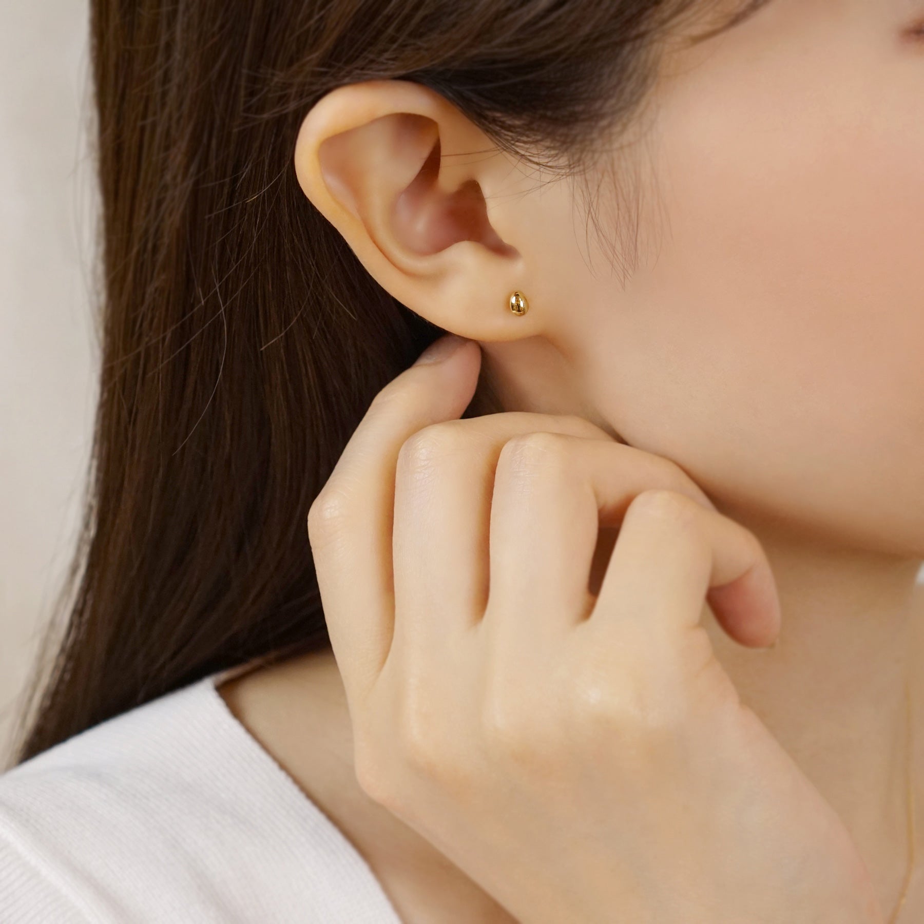 [Second Earrings] 18K Yellow Gold Egg Earrings - Model Image