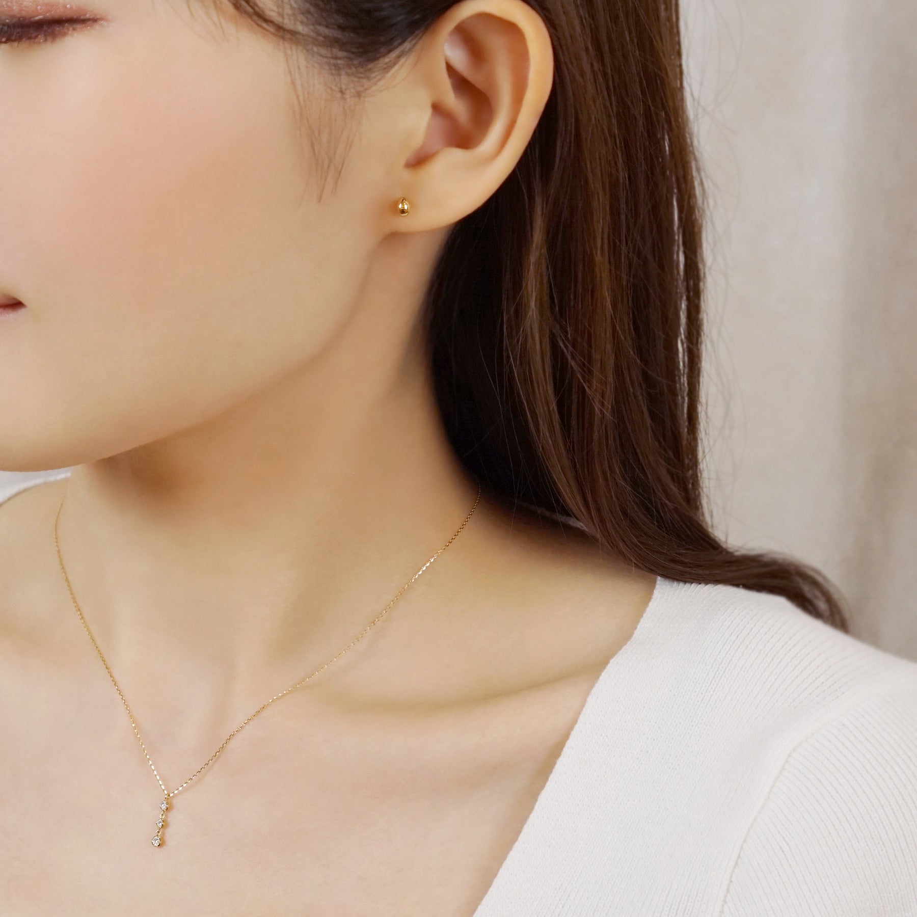 [Second Earrings] 18K Yellow Gold Egg Earrings - Model Image
