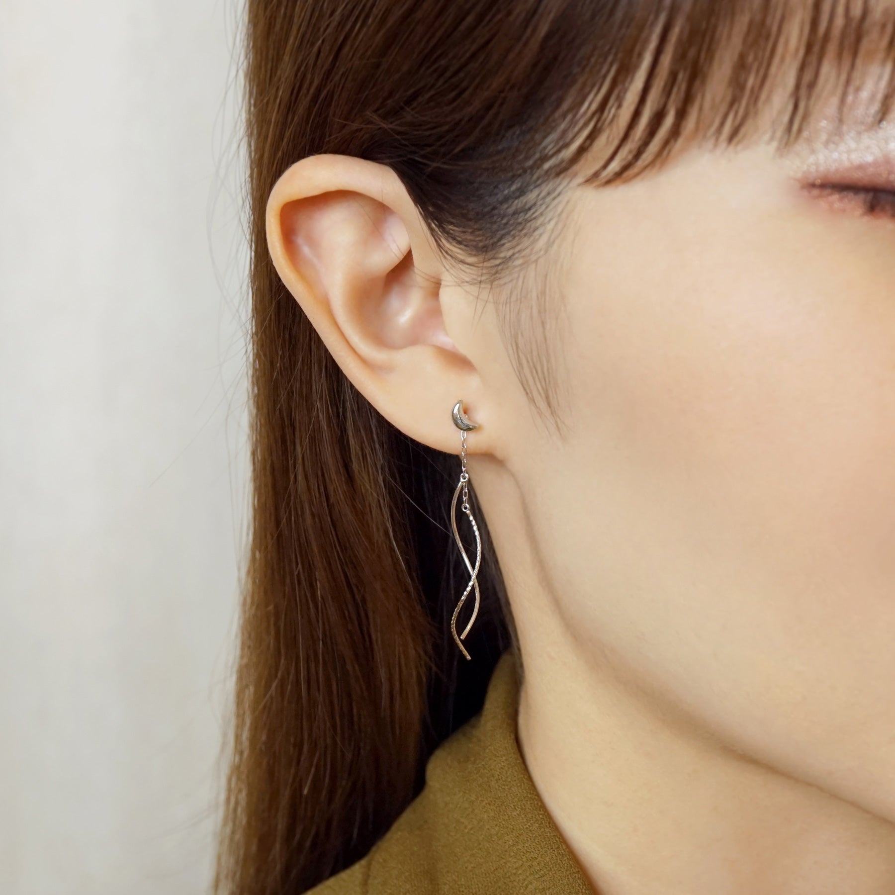[Second Earrings] Platinum Moon & Star Earrings - Model Image