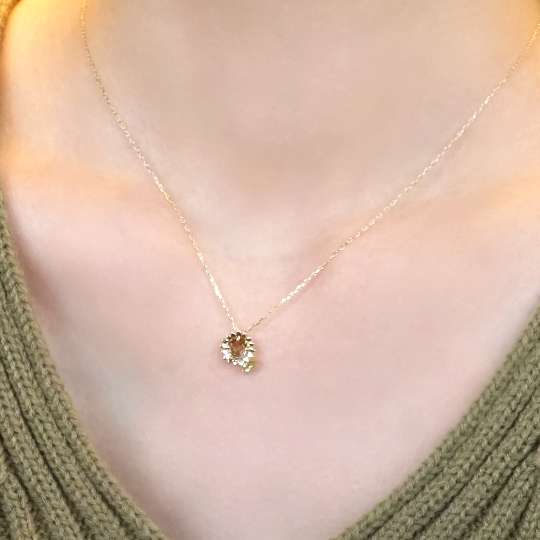 [Birth Flower Jewelry] August Sunflower Necklace - Model Image
