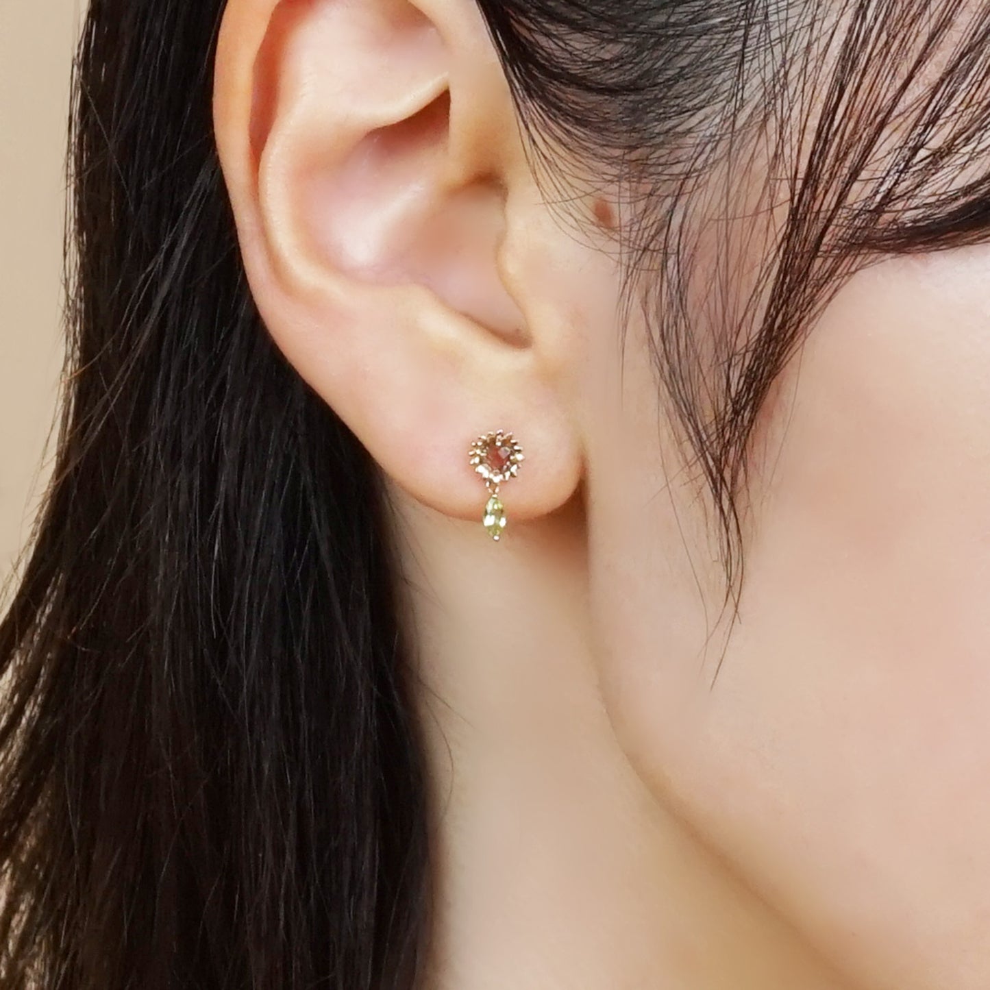 [Birth Flower Jewelry] August Sunflower Earrings - Model Image