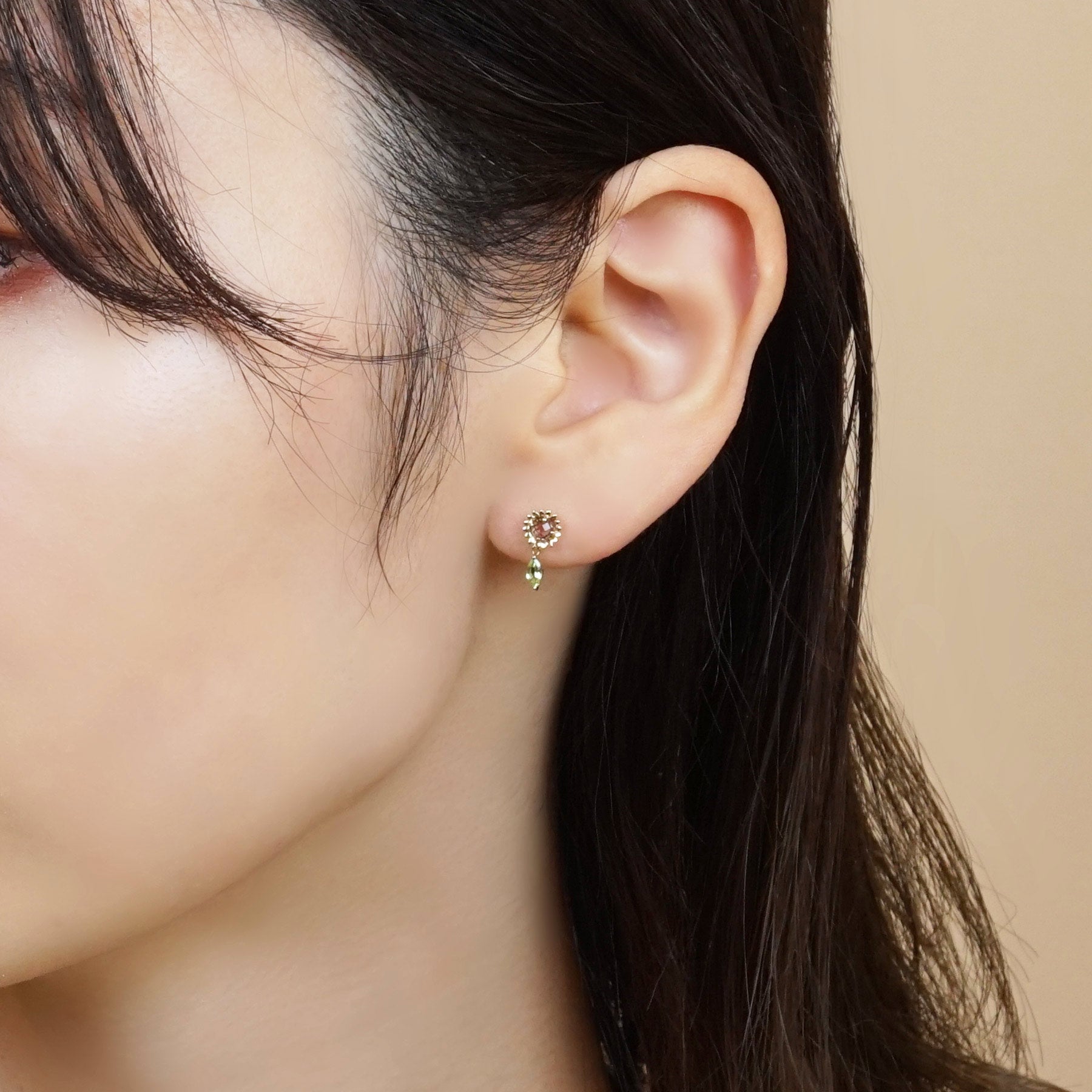 [Birth Flower Jewelry] August Sunflower Earrings - Model Image