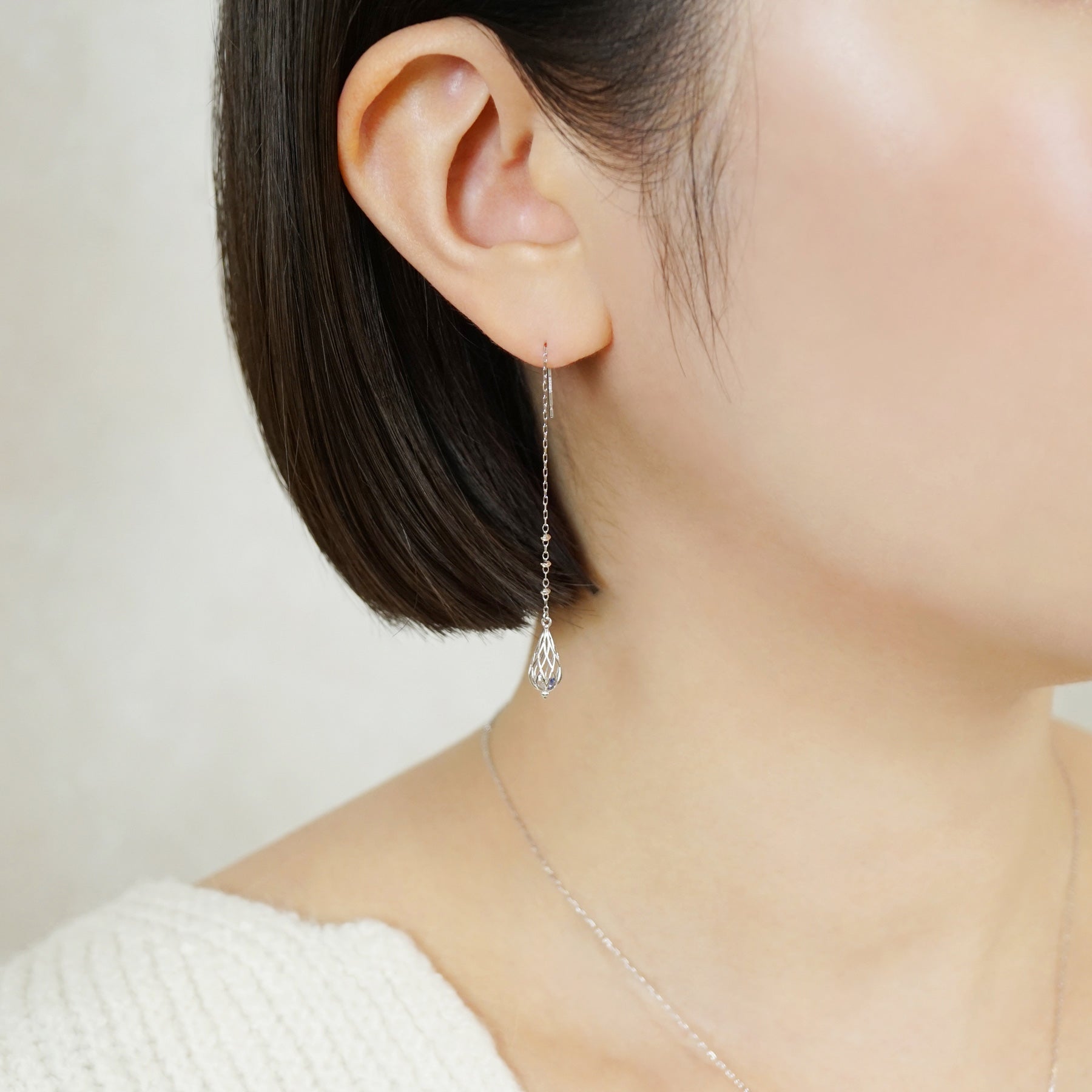 [Pannier] 14K/10K Chandelier Earrings (White Gold) - Model Image