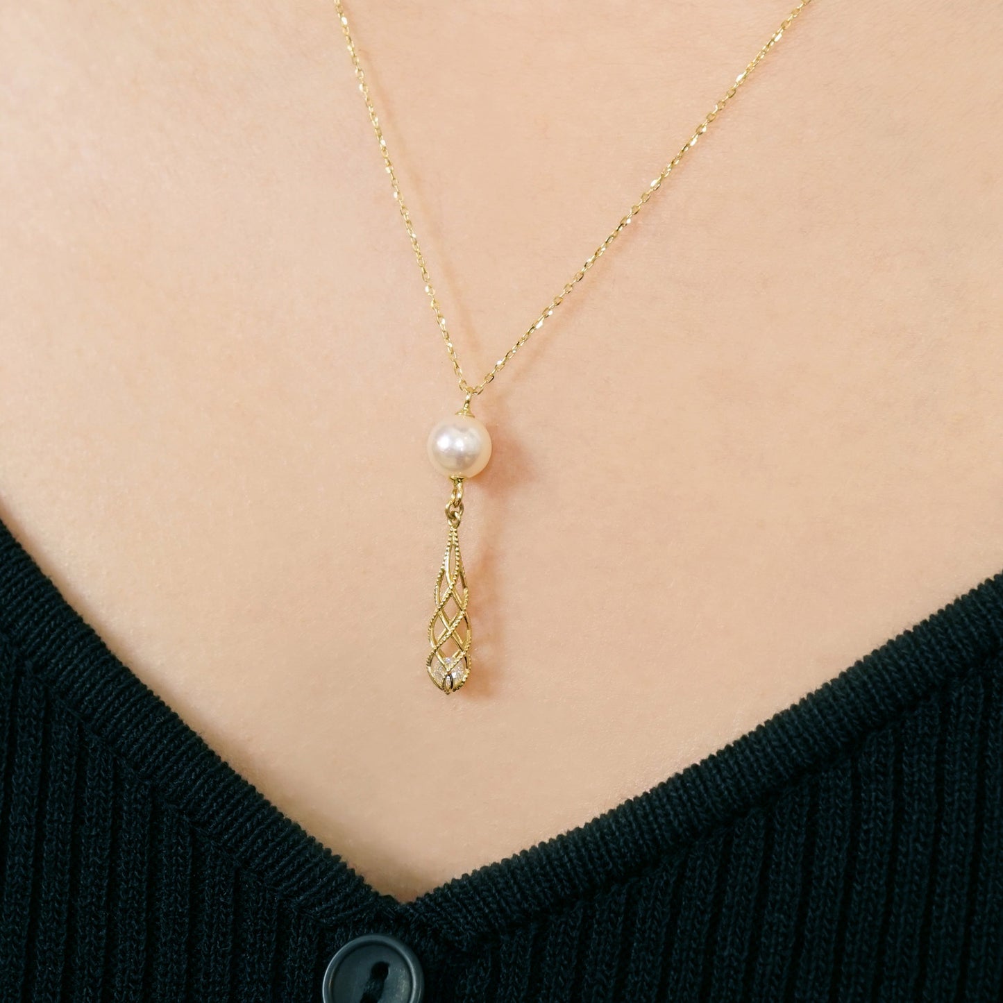 [Pannier] 18K Akoya Pearl Elegant Necklace (Yellow Gold) - Model Image