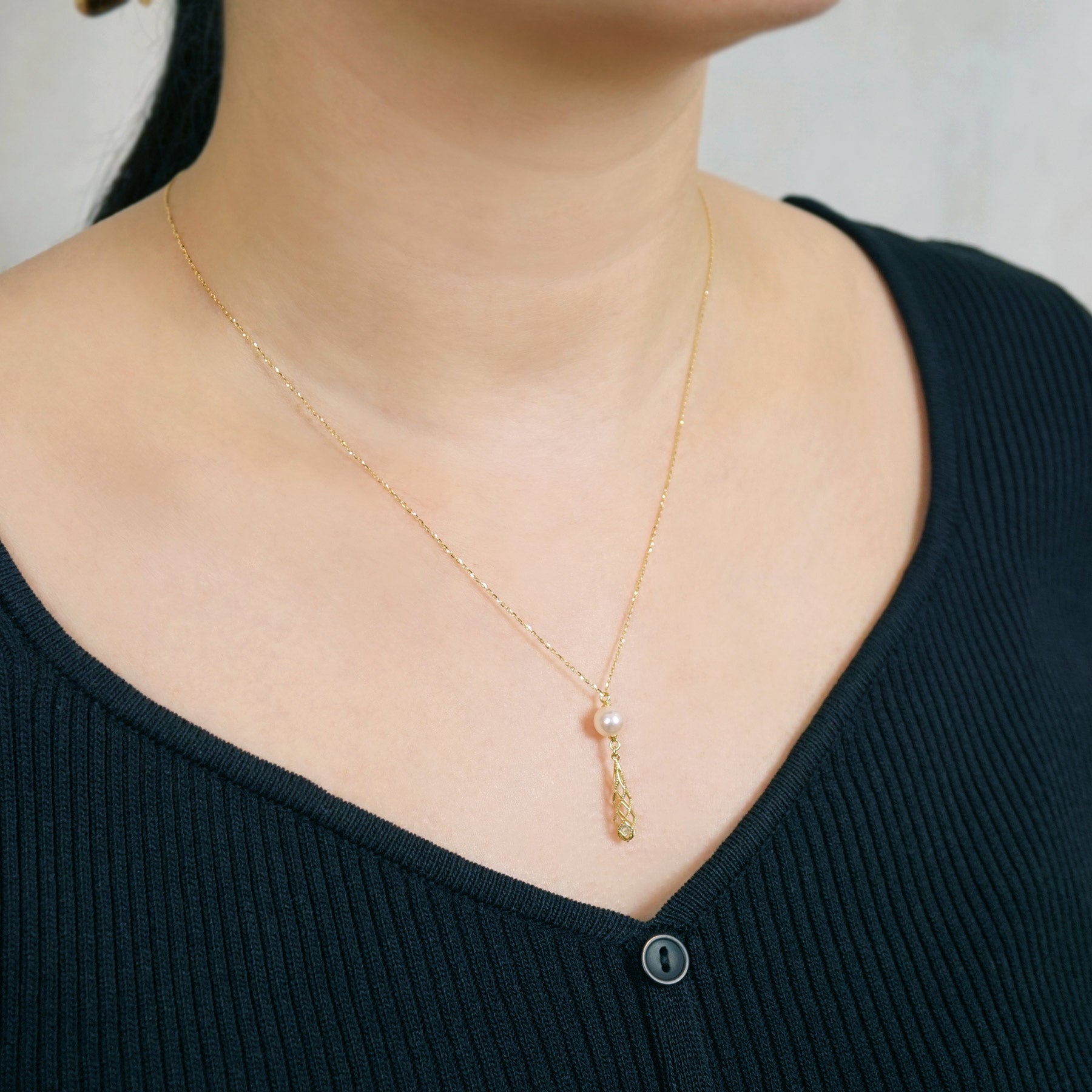[Pannier] 18K Akoya Pearl Elegant Necklace (Yellow Gold) - Model Image