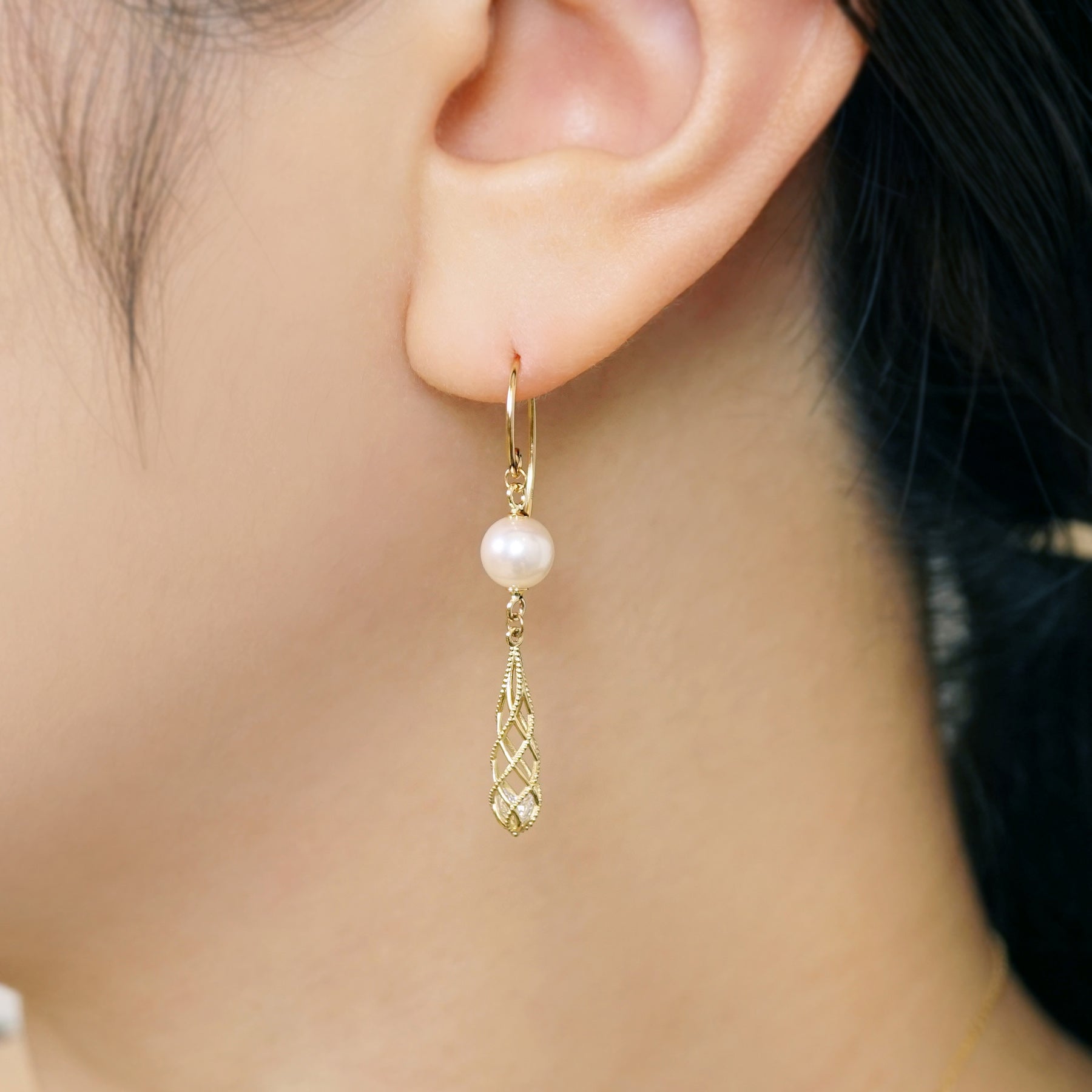 [Pannier] 18K Akoya Pearl Elegant Earrings (Yellow Gold) - Model Image