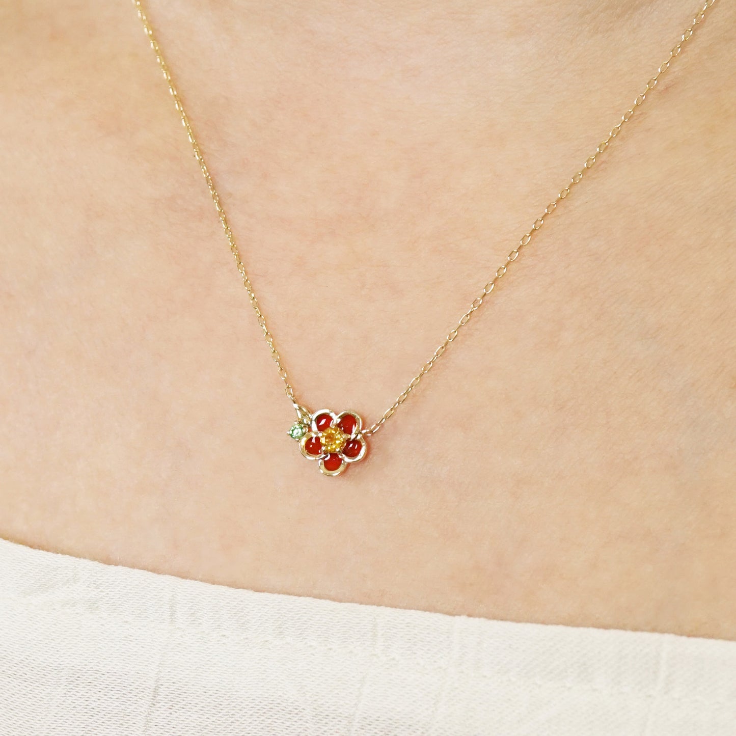 [Birth Flower Jewelry] November - Camellia Necklace (10K Yellow Gold) - Model Image