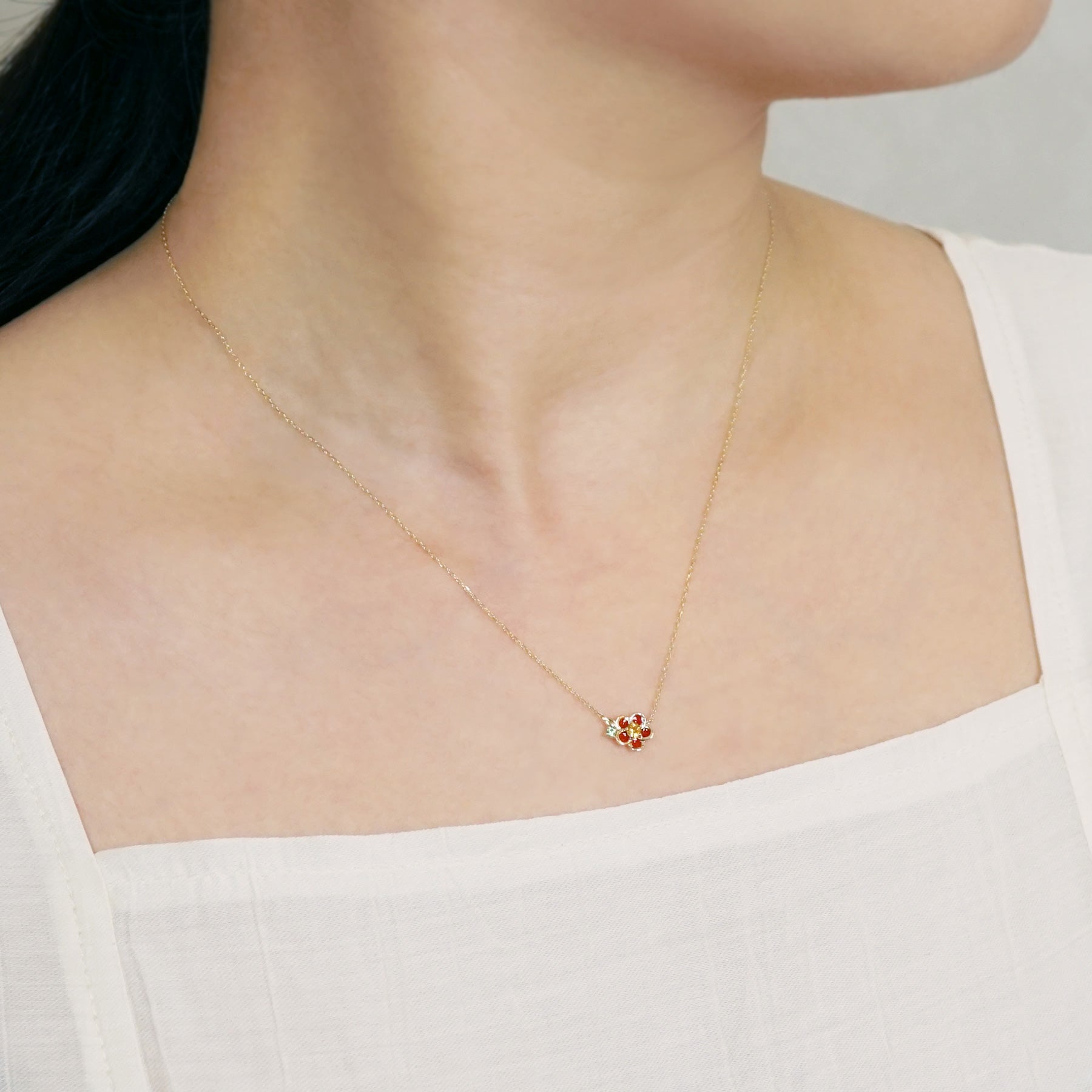 [Birth Flower Jewelry] November - Camellia Necklace (10K Yellow Gold) - Model Image