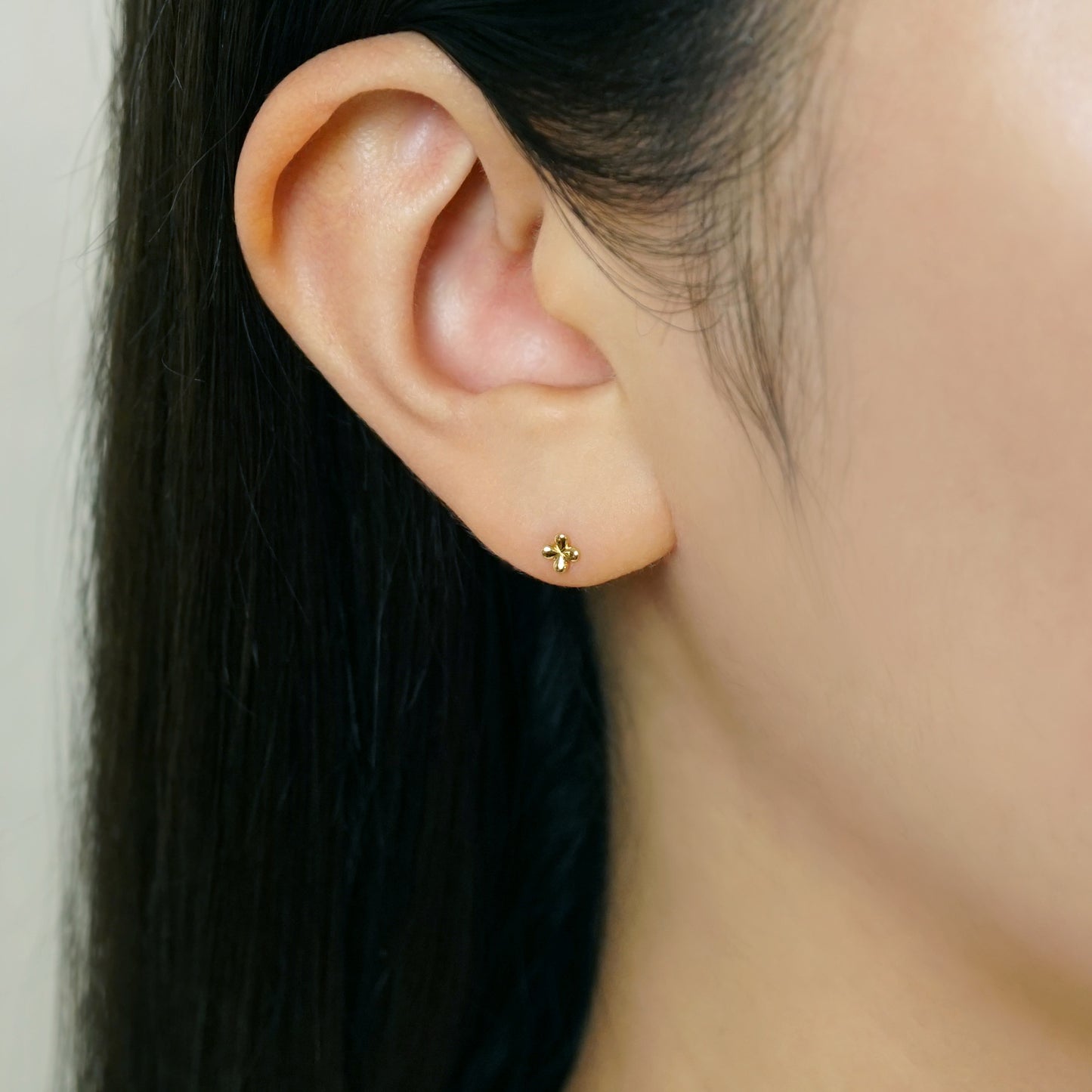 [Second Earrings] 18K Mini Flower Earrings (Yellow Gold) - Model Image