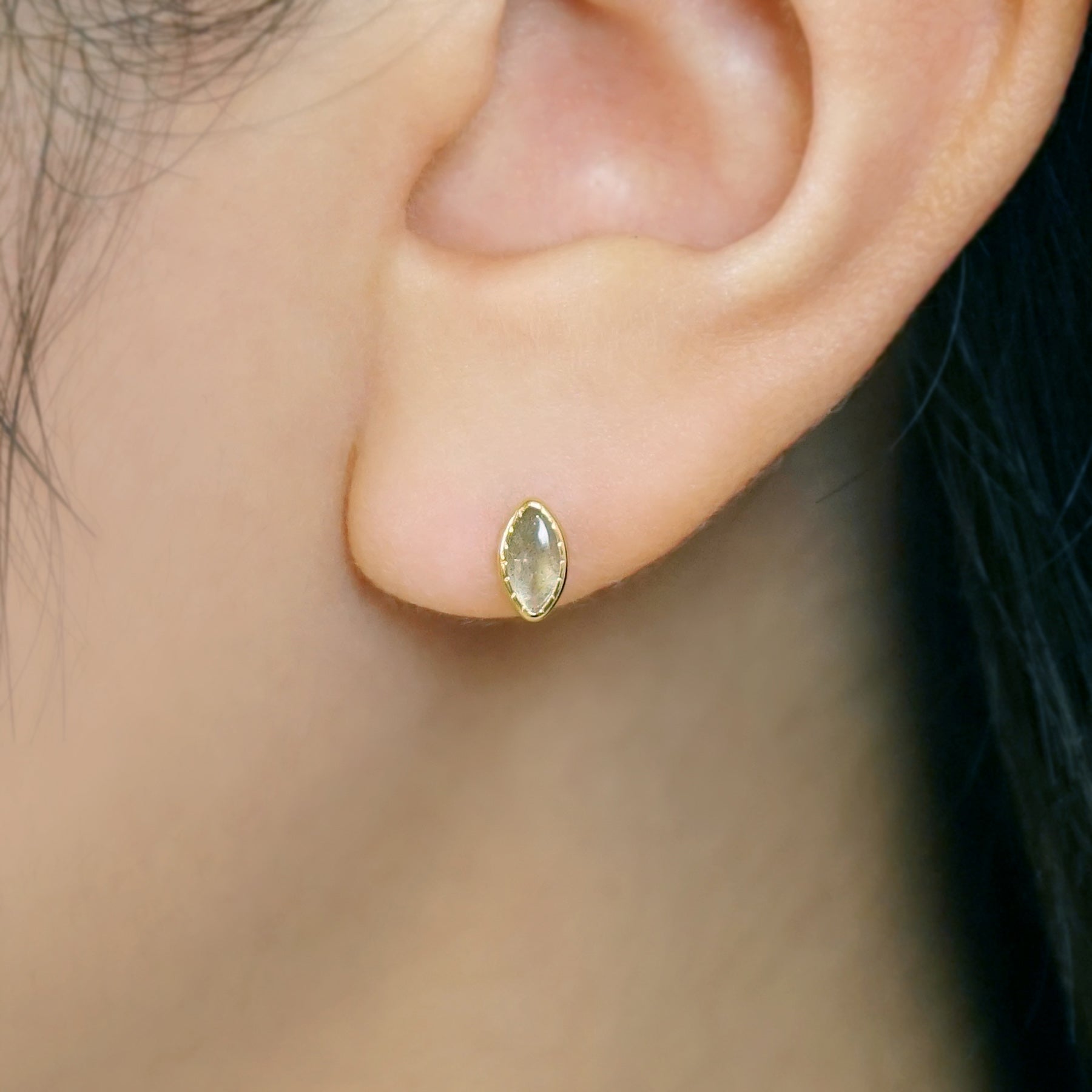 [Second Earrings] 18K Labradorite Earrings (Yellow Gold) - Model Image