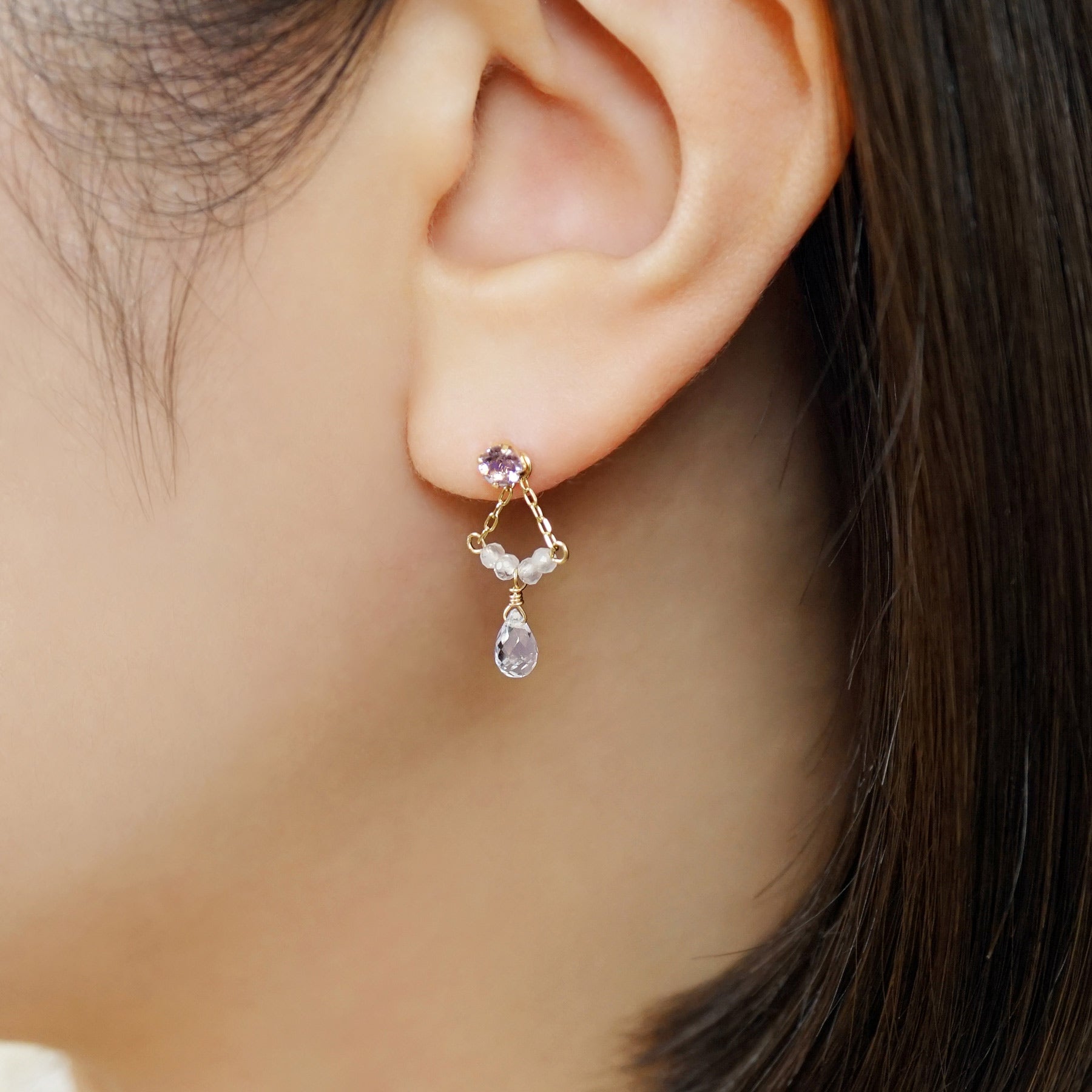[Palette] 18K/10K Amethyst Charm Set Earrings [Flow] (Yellow Gold) - Model Image