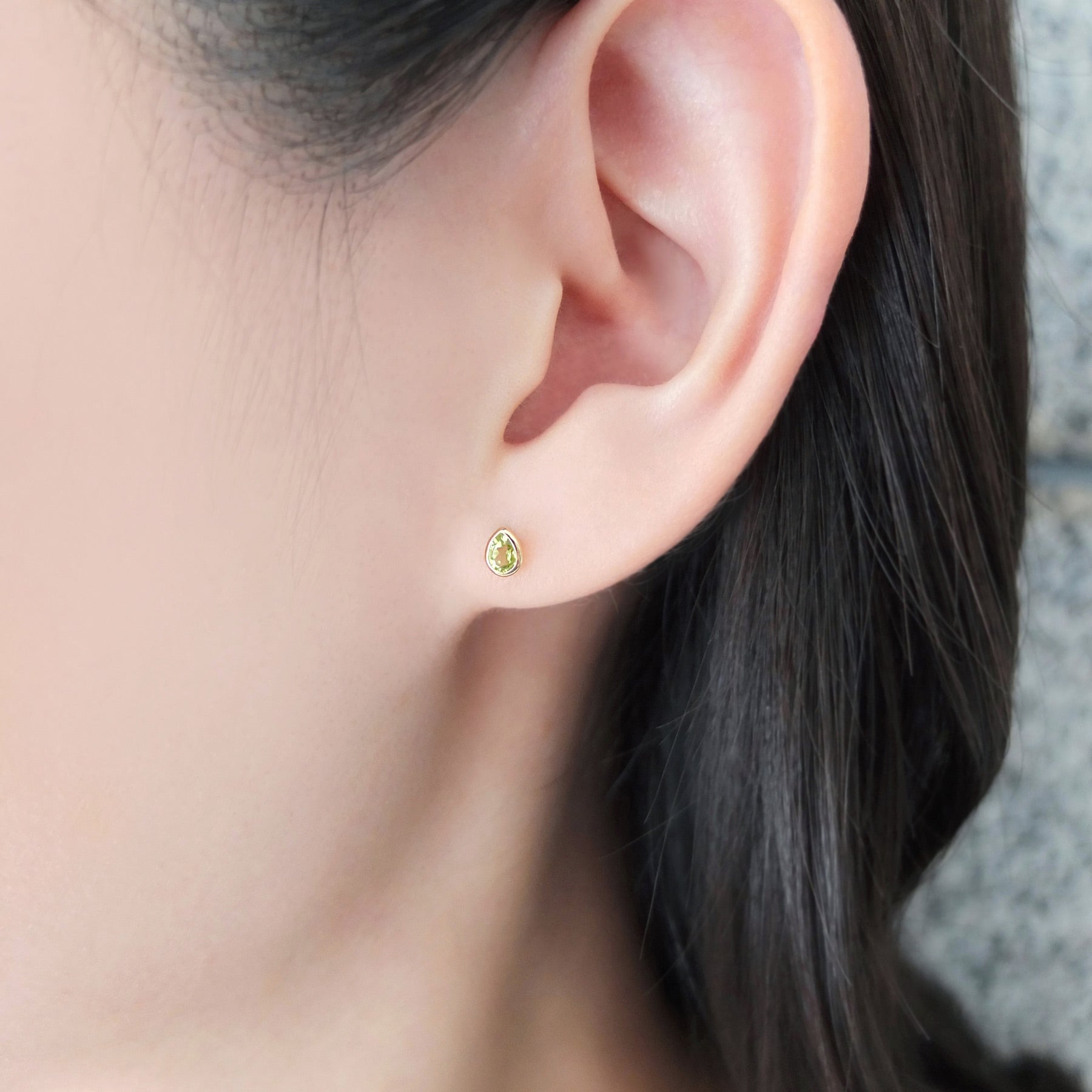 [Second Earrings] 18K Yellow Gold Peridot Drop Earrings - Model Image