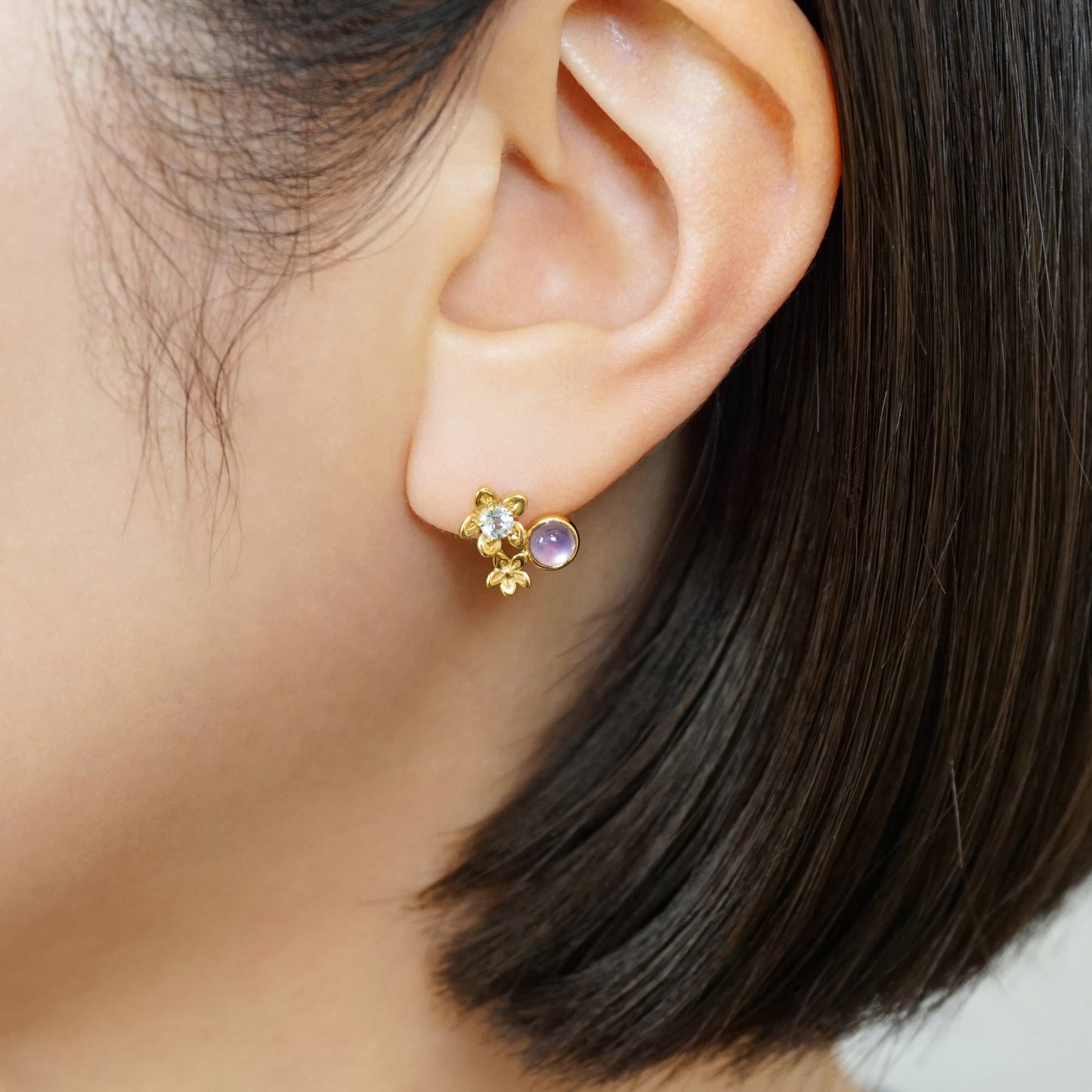 [Solo Earring] 10K / 925 Sterling Silver Violet Single Earring - Model Image