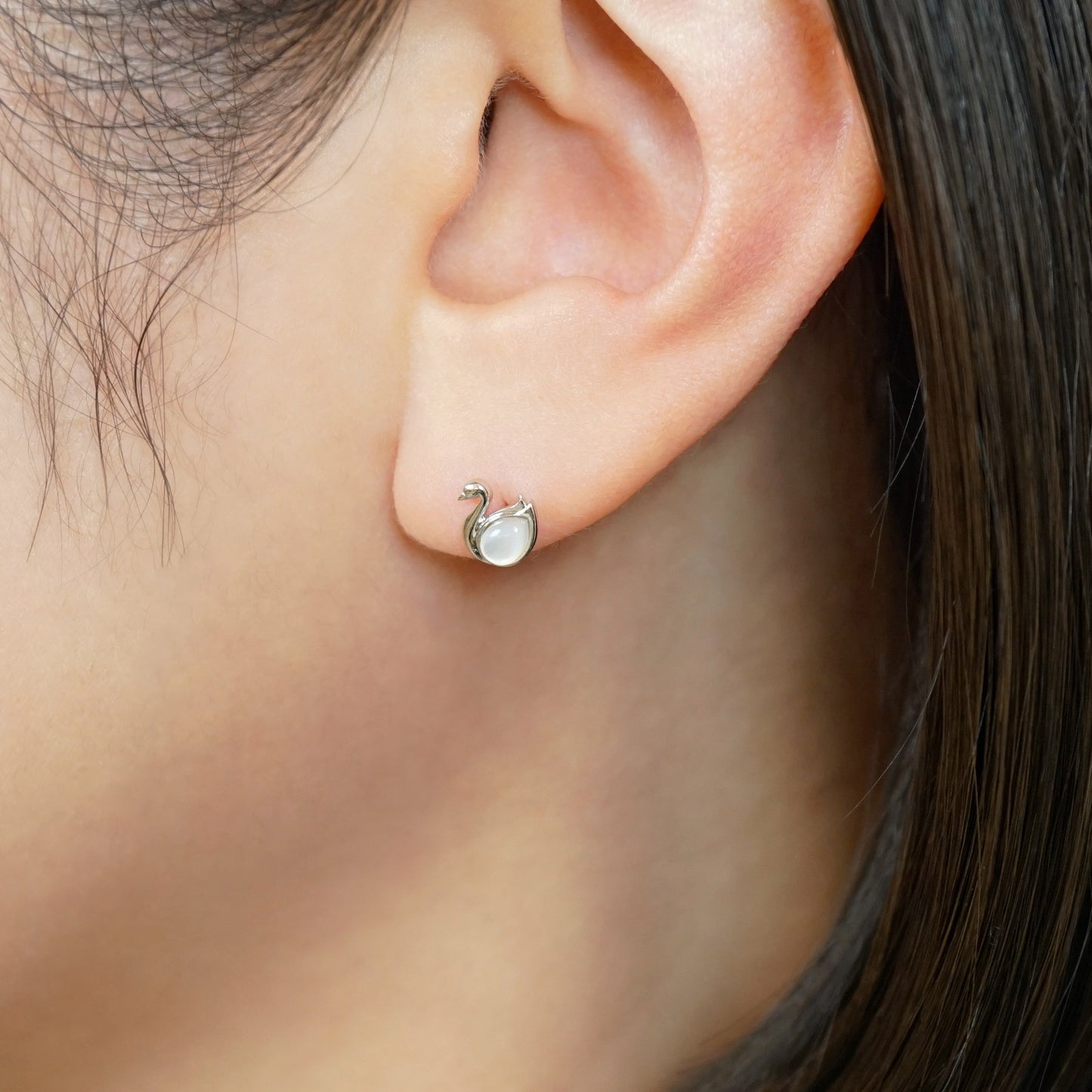 [Solo Earring] 14K/10K Swan Single Earring (White Gold) - Model Image