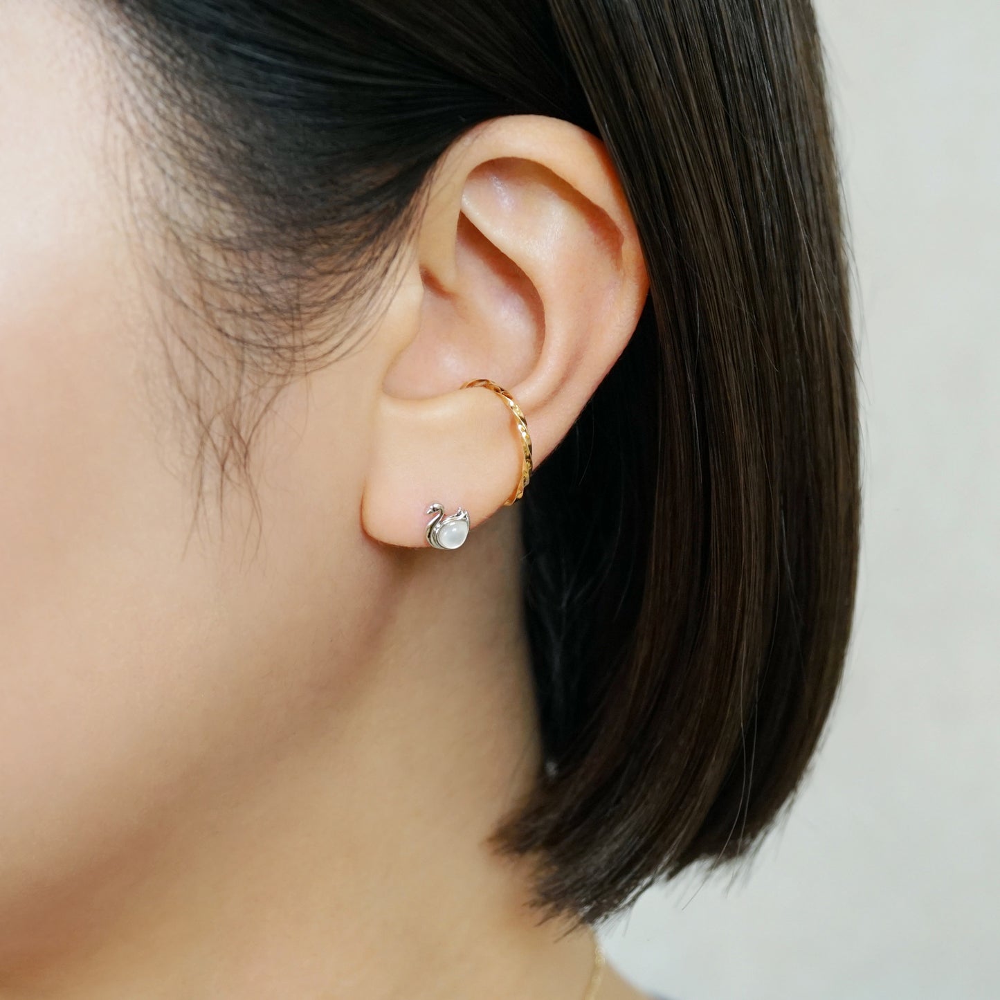 [Solo Earring] 14K/10K Swan Single Earring (White Gold) - Model Image