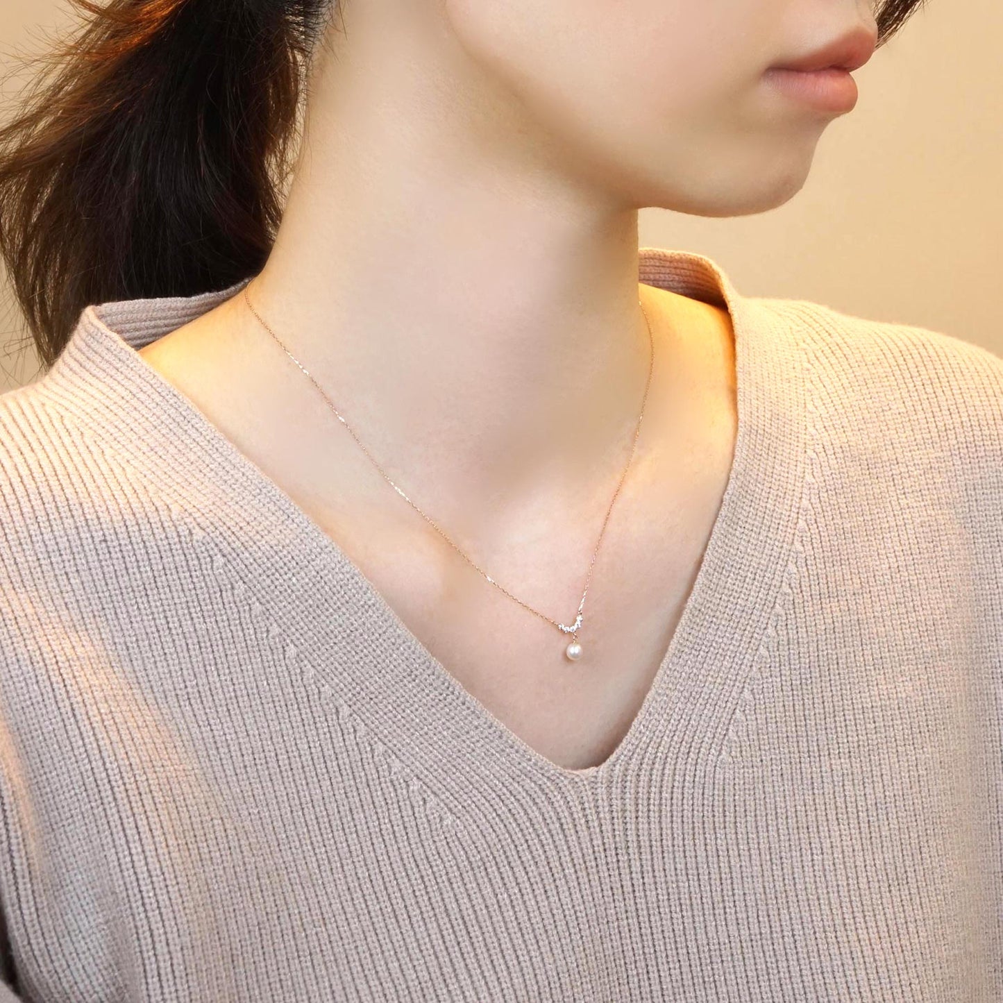 Swinging Pearl Necklace (Rose Gold) - Model Image