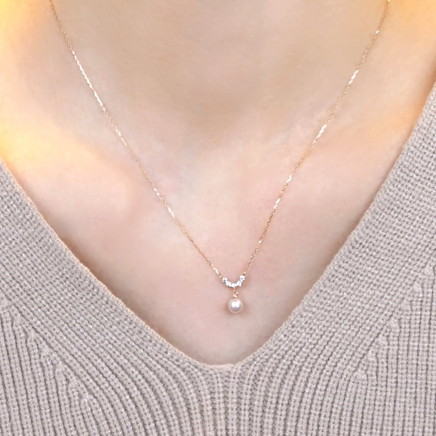 Swinging Pearl Necklace (Rose Gold) - Model Image