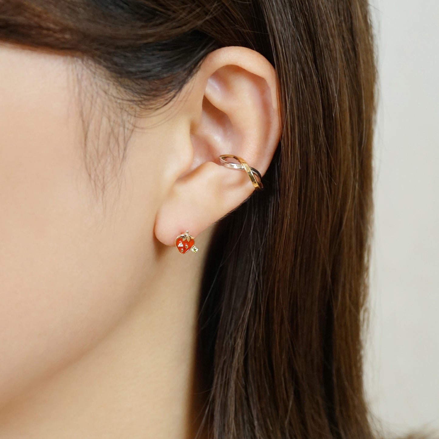 [Solo Earring] 18K/10K Strawberry Single Earring (Yellow Gold) - Model Image