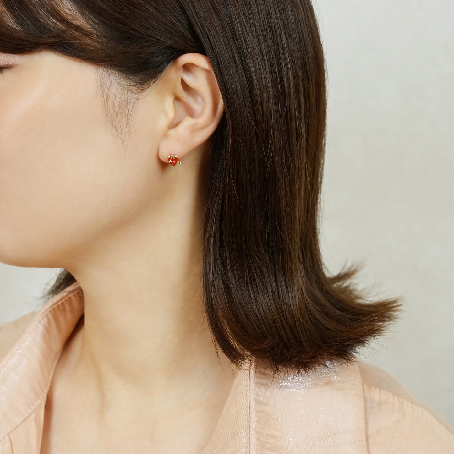 [Solo Earring] 18K/10K Strawberry Single Earring (Yellow Gold) - Model Image