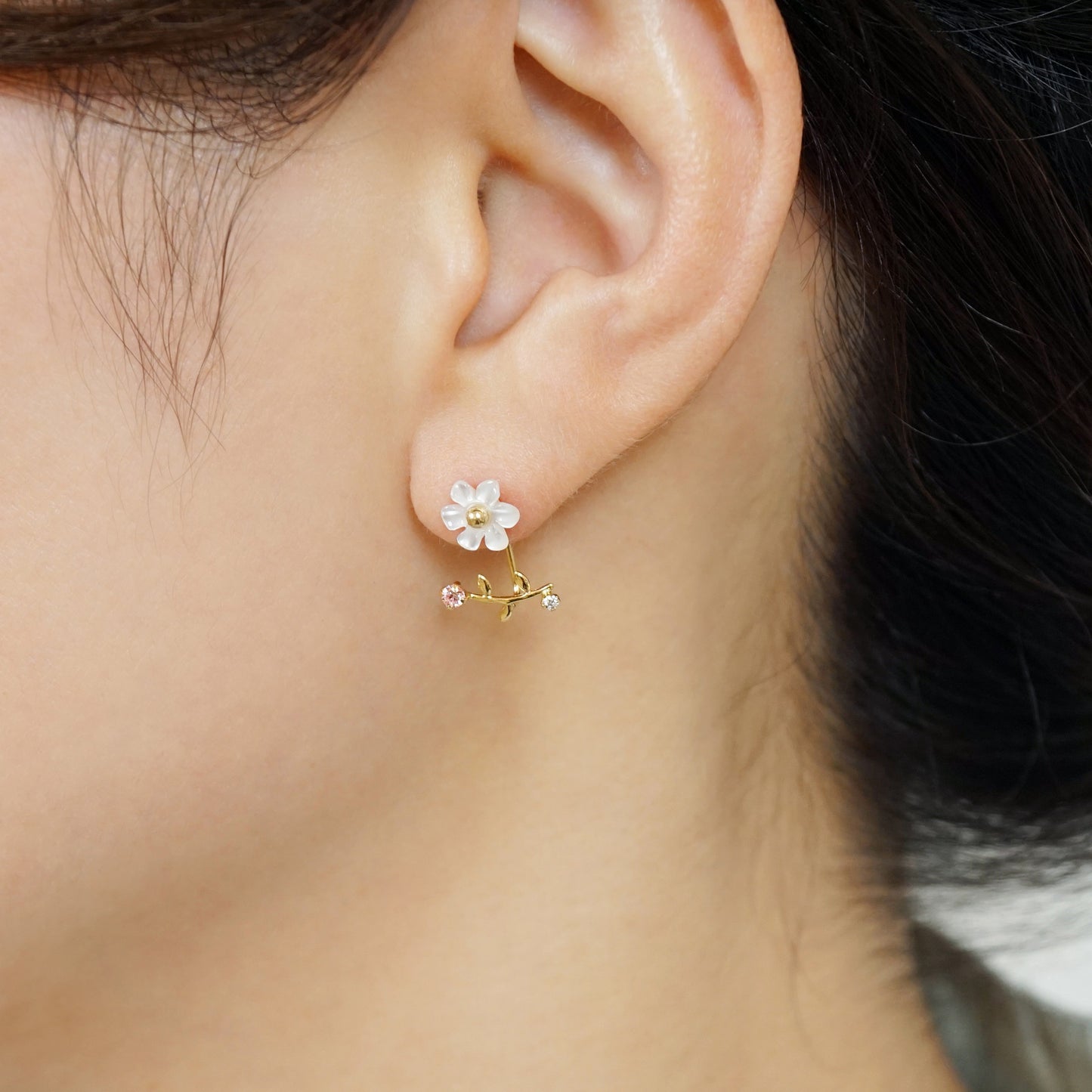 [Solo Earring] 18K/10K Clematis Single Earring (Yellow Gold) - Model Image