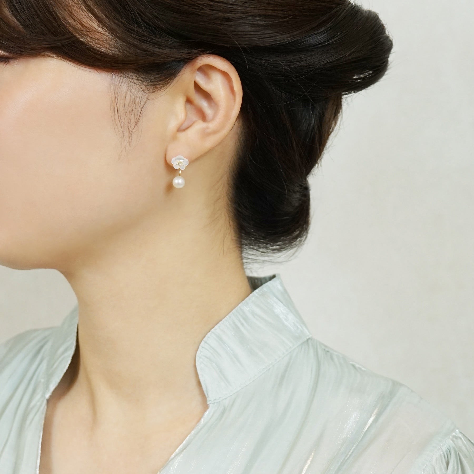 [Solo Earring] 18K/10K Petunia Single Earring (Yellow Gold) - Model Image