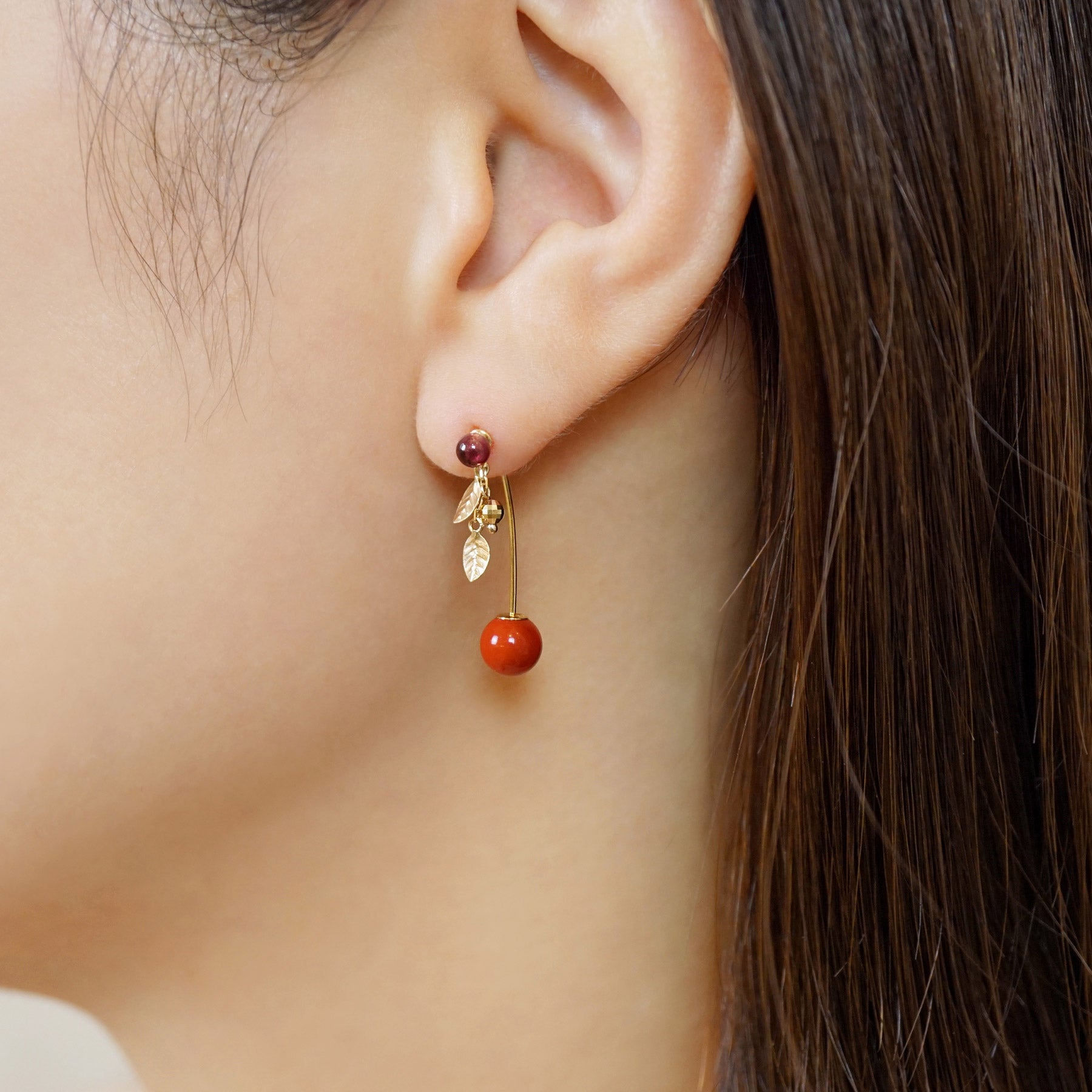 [Solo Earring] 18K/10K Cherry Swinging Single Earring (Yellow Gold) - Model Image
