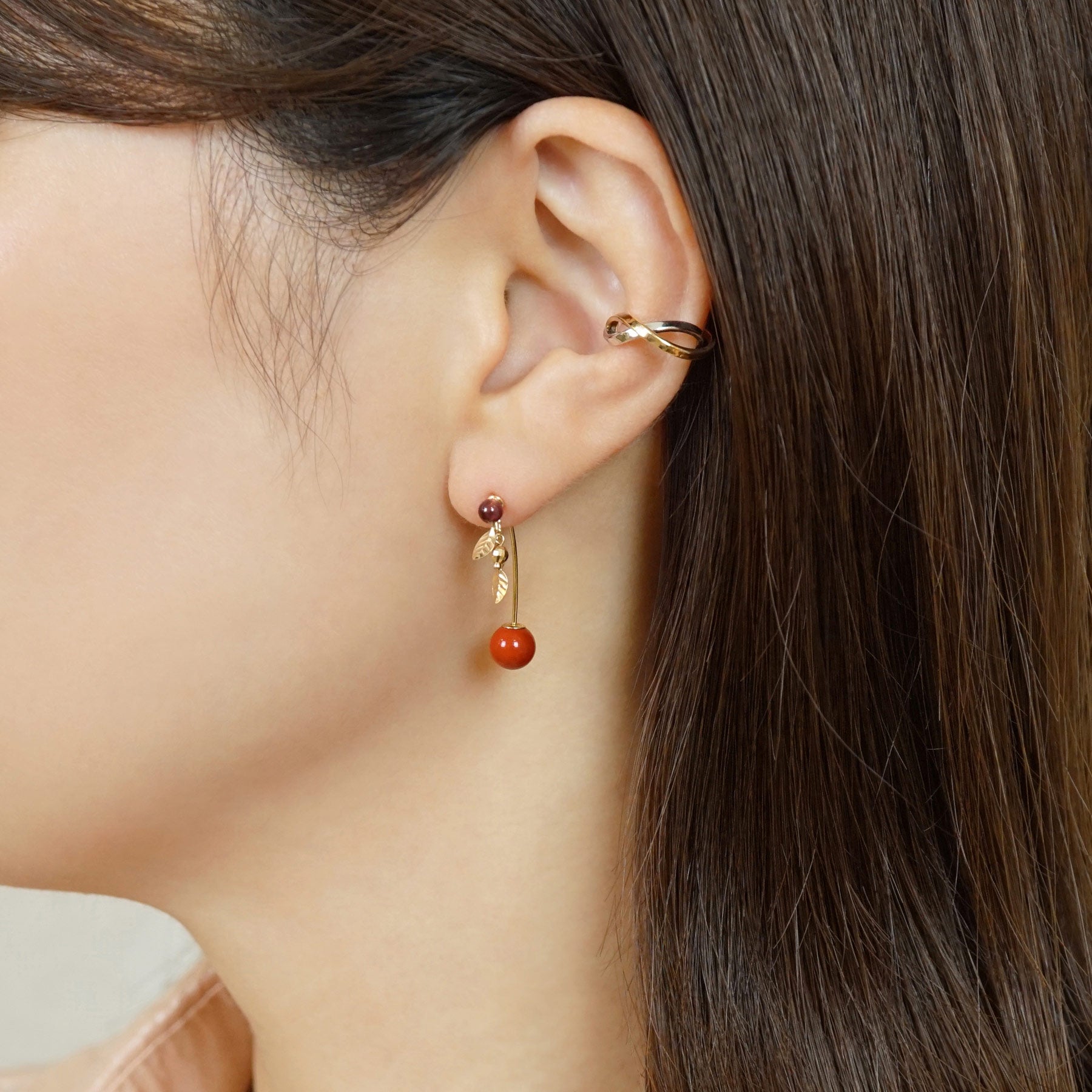 [Solo Earring] 18K/10K Cherry Swinging Single Earring (Yellow Gold) - Model Image