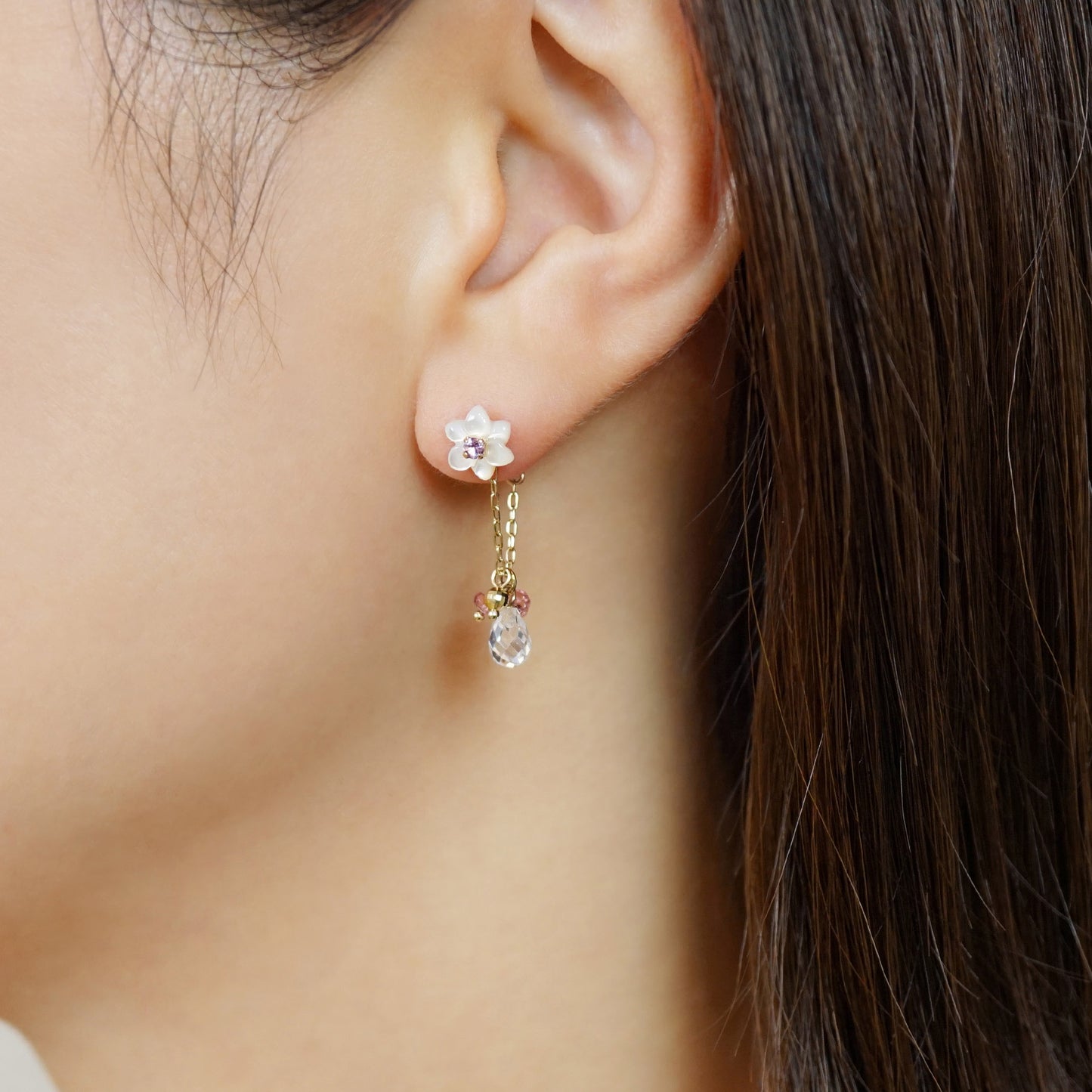 [Solo Earring] 18K/10K Peach Flower 3WAY Single Earring (Yellow Gold) - Model Image