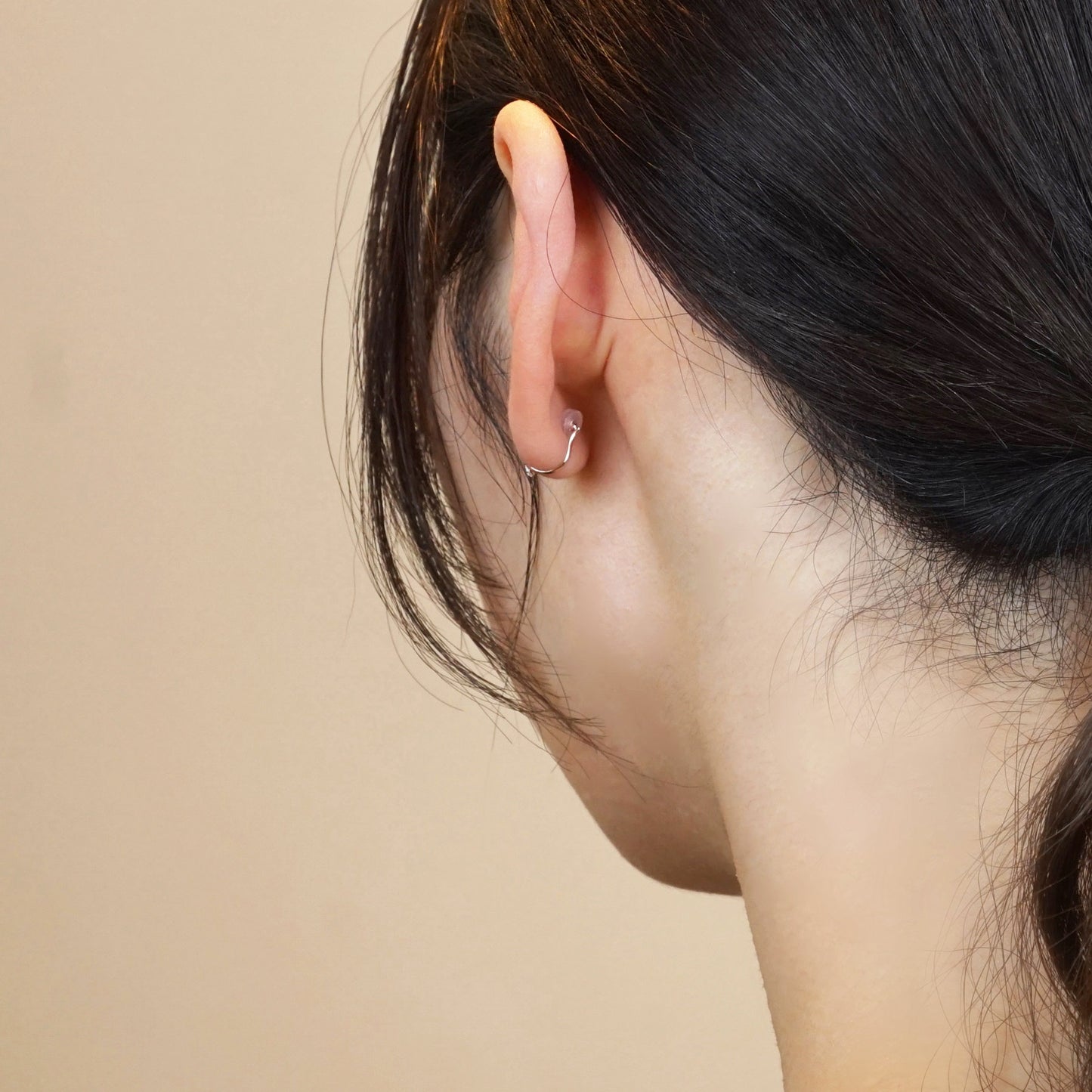 [Airy Clip-On Earrings] 4-Stone Glittering Circle Earrings (10K Rose Gold) - Model Image