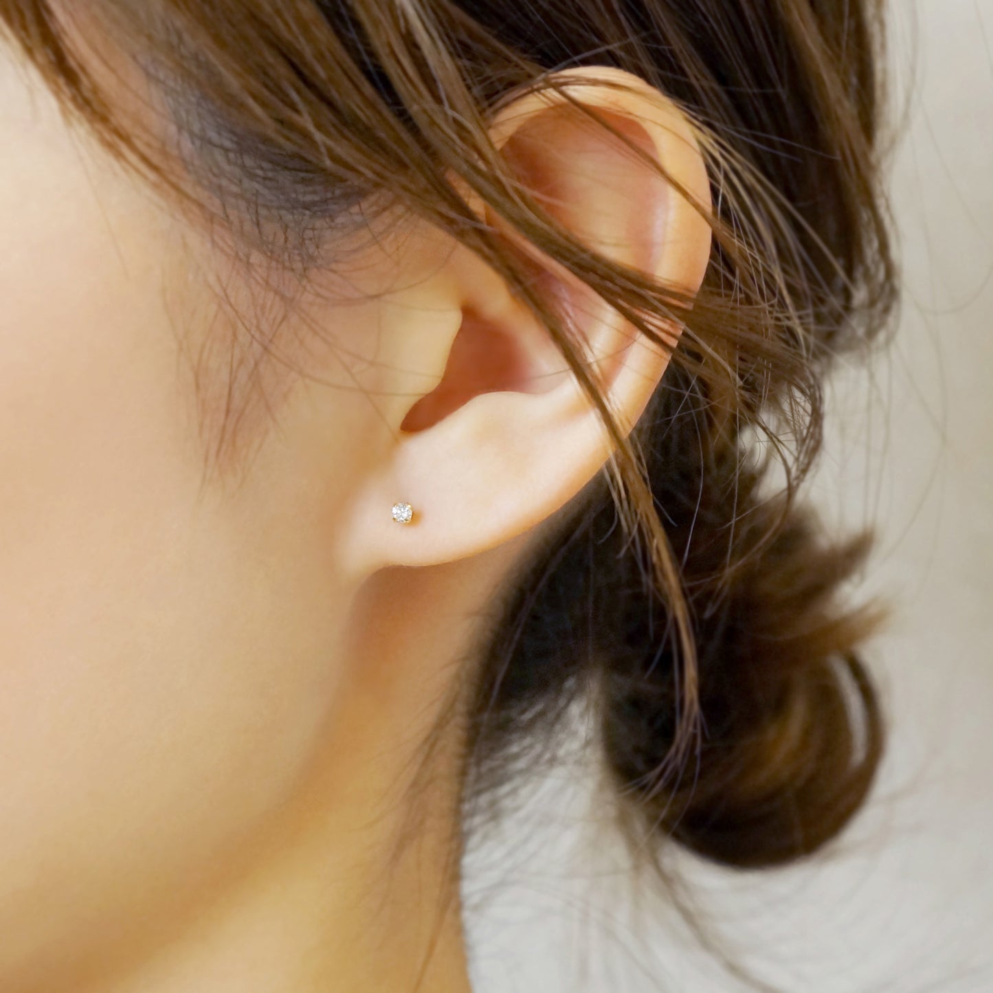 [Second Earrings] 18K Yellow Gold Diamond Earrings 0.08ct - Model Image