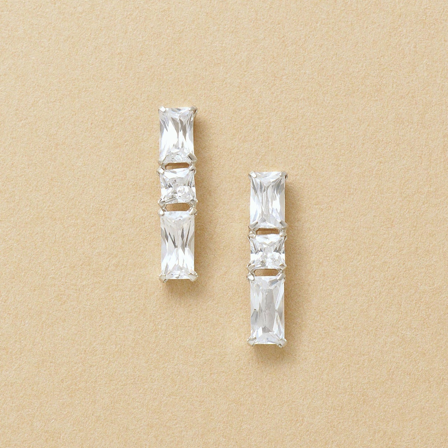 10K Gradation Square Stud Earrings (White Gold) - Product Image