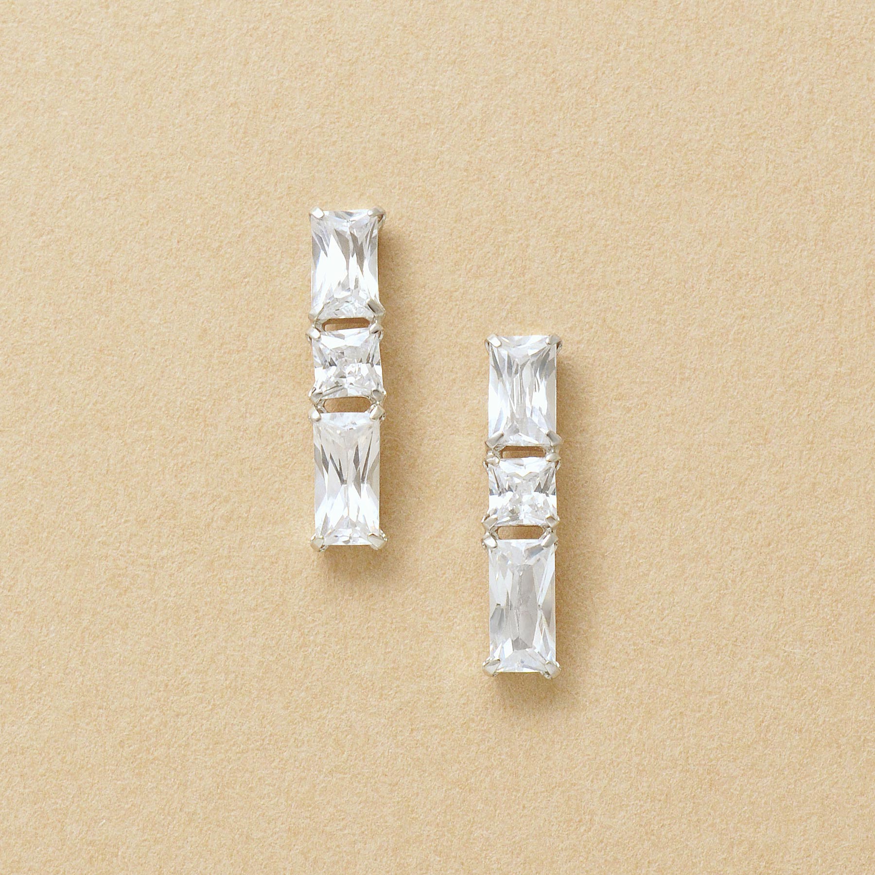 10K Gradation Square Stud Earrings (White Gold) - Product Image