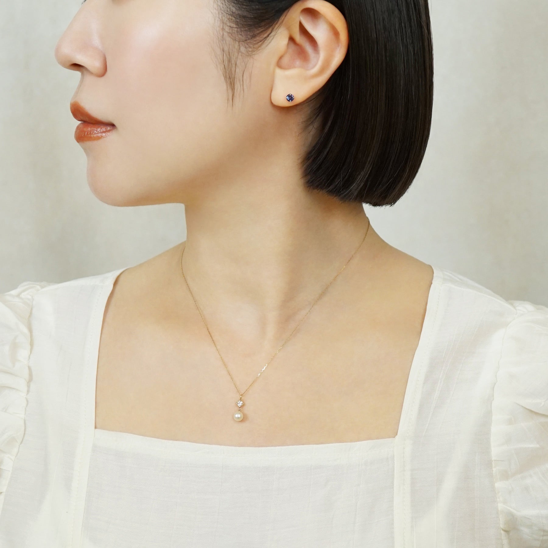 [Second Earrings] Platinum Synthetic Alexandrite Earrings - Model Image