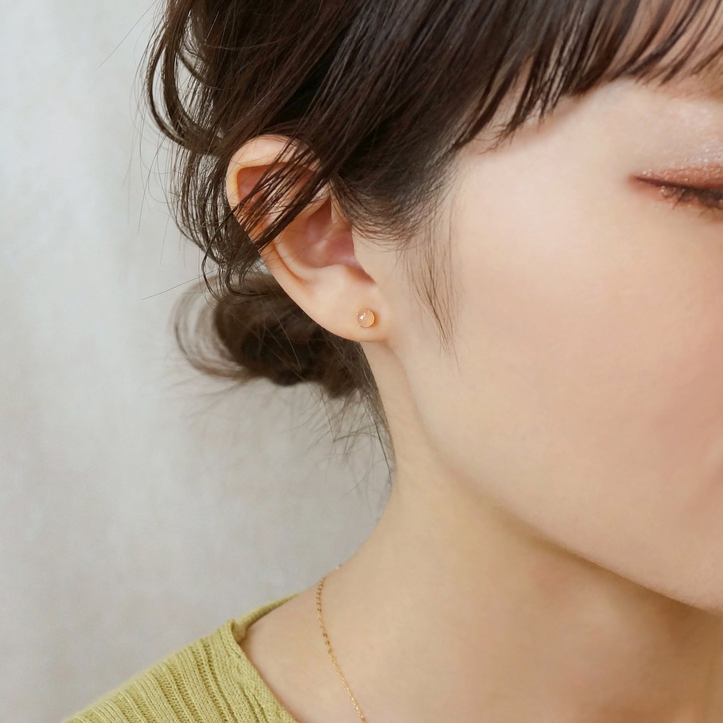 [Second Earrings] 18K Yellow Gold Orange Moonstone Cabochon Earrings - Model Image