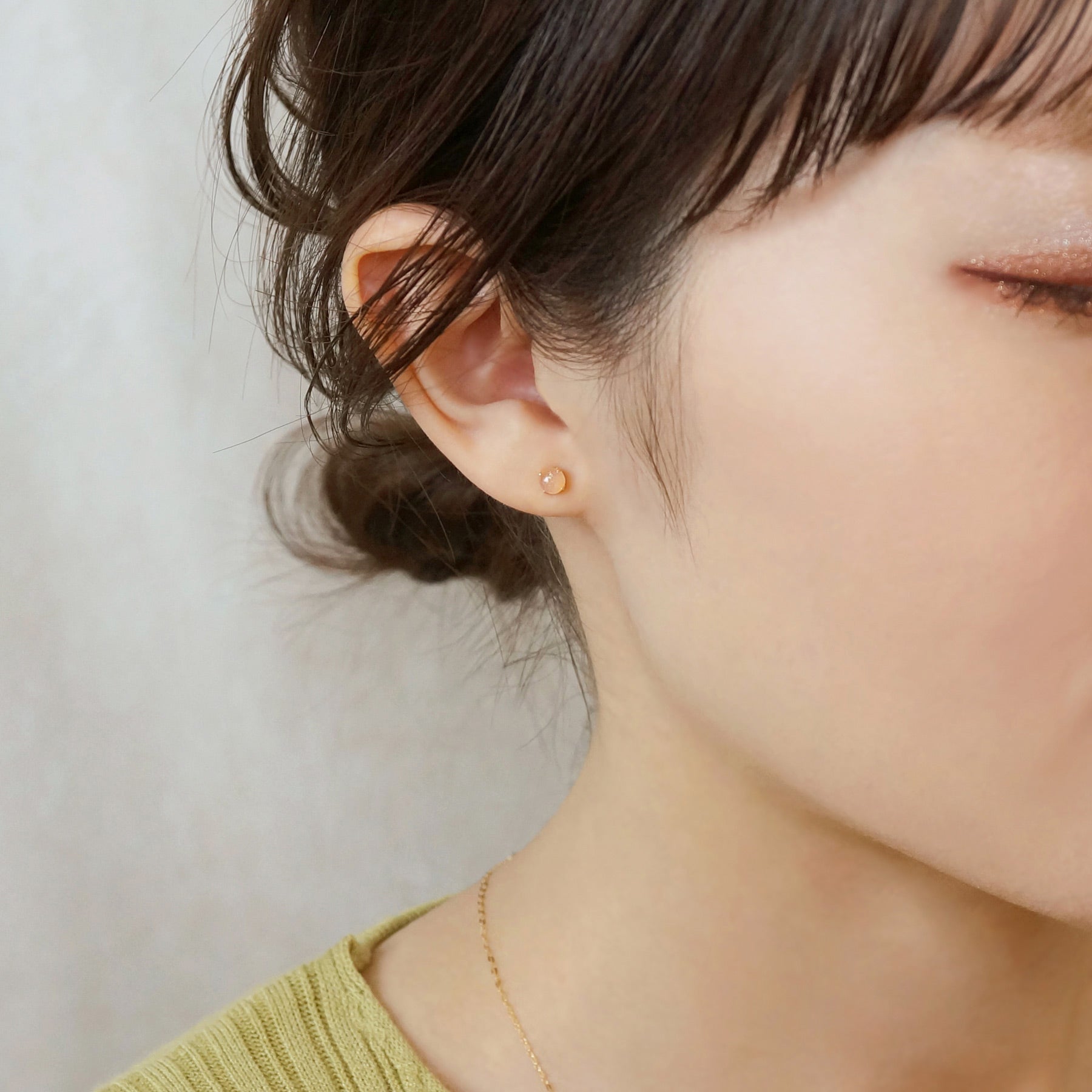 [Second Earrings] 18K Yellow Gold Orange Moonstone Cabochon Earrings - Model Image